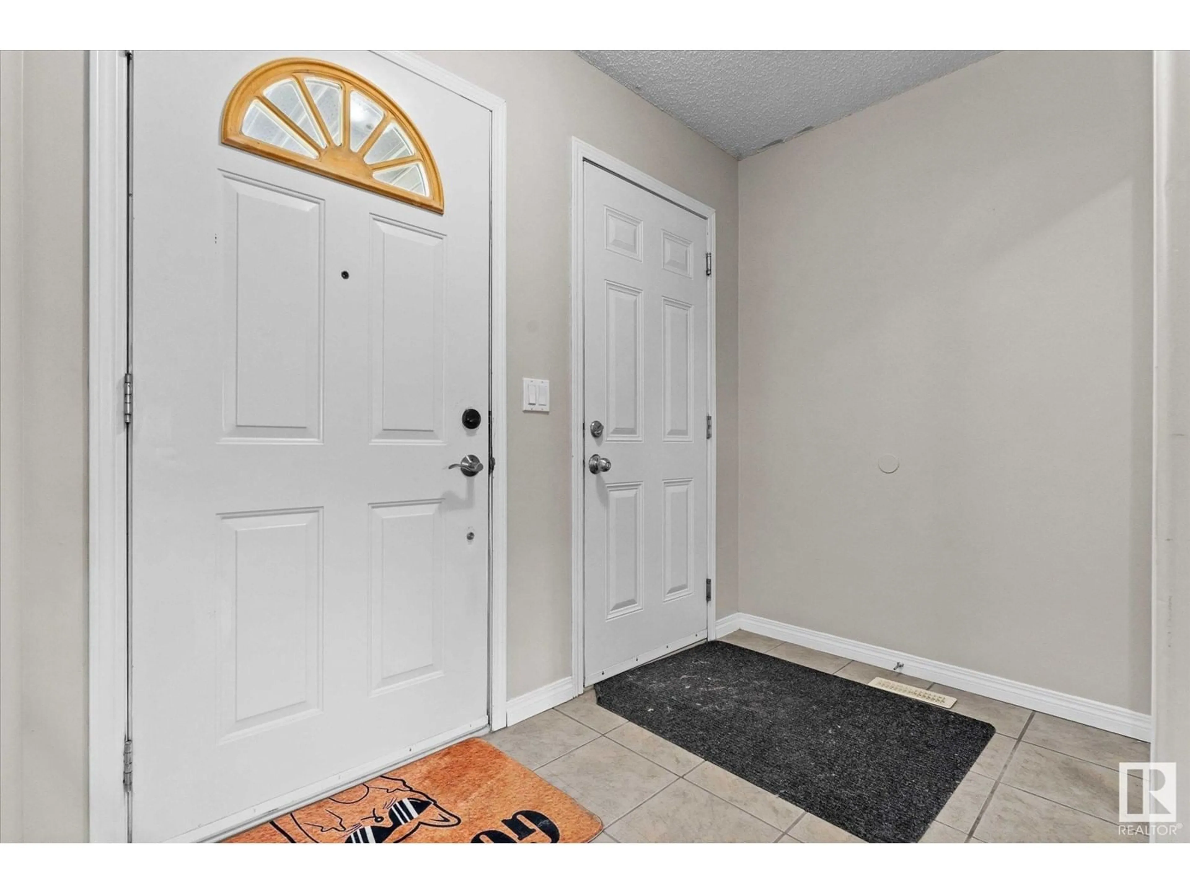 Indoor entryway for 5170 54 AV, Redwater Alberta T0A2W0
