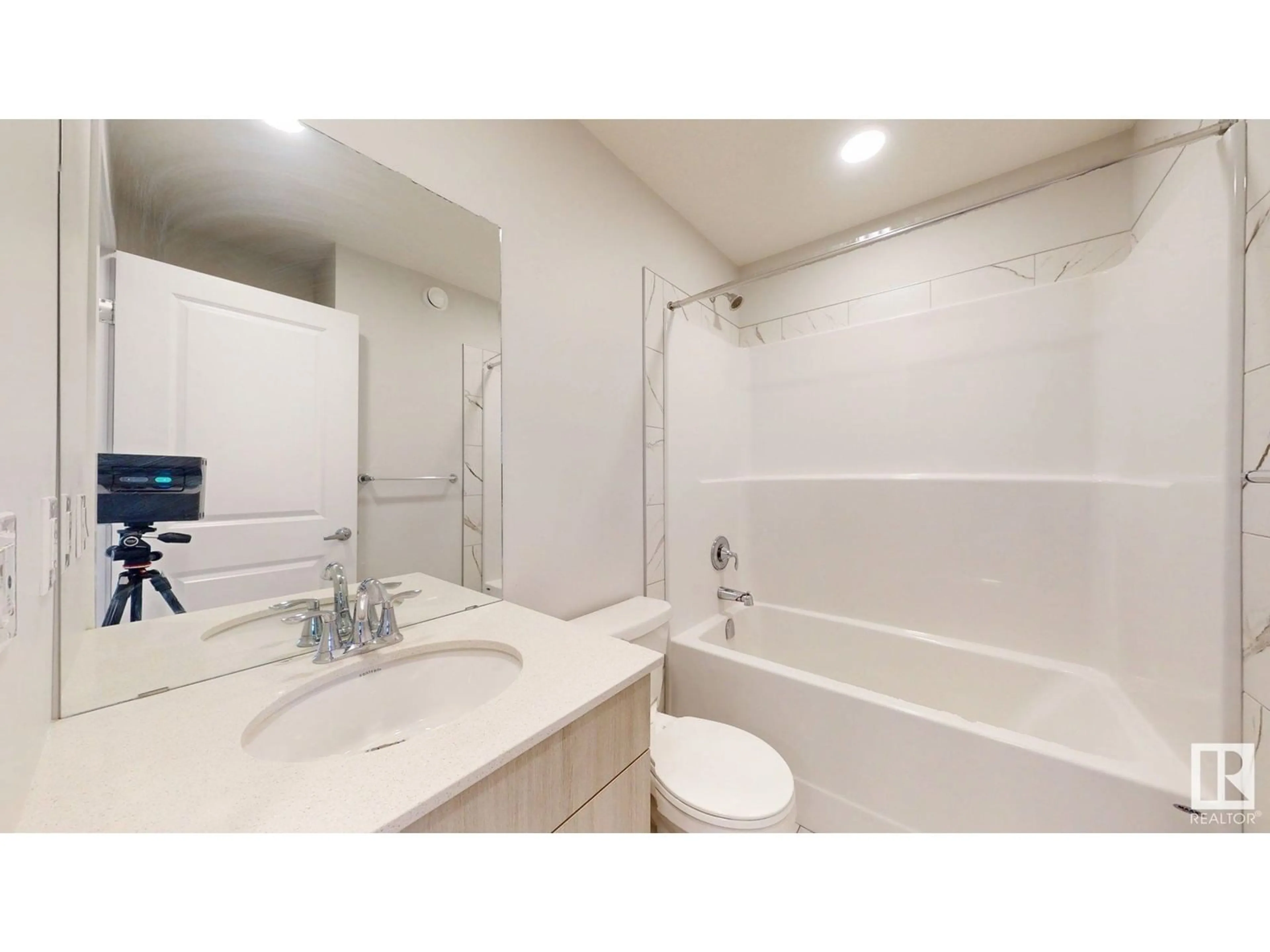 Standard bathroom, ceramic/tile floor for 2047 MAPLE RD, Edmonton Alberta T6T2T1