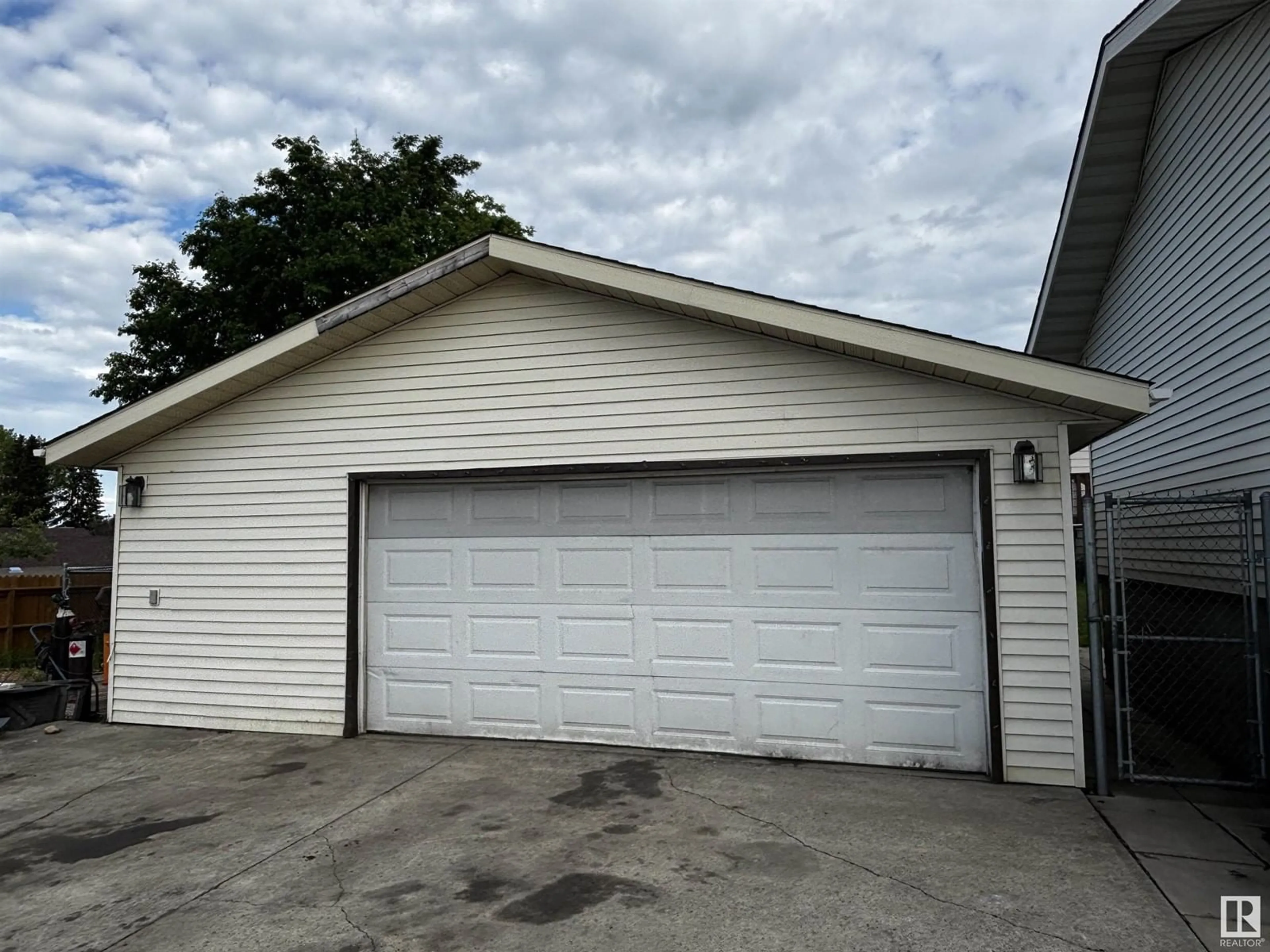 Indoor garage for 5501 48 ST, Drayton Valley Alberta T7A1B5