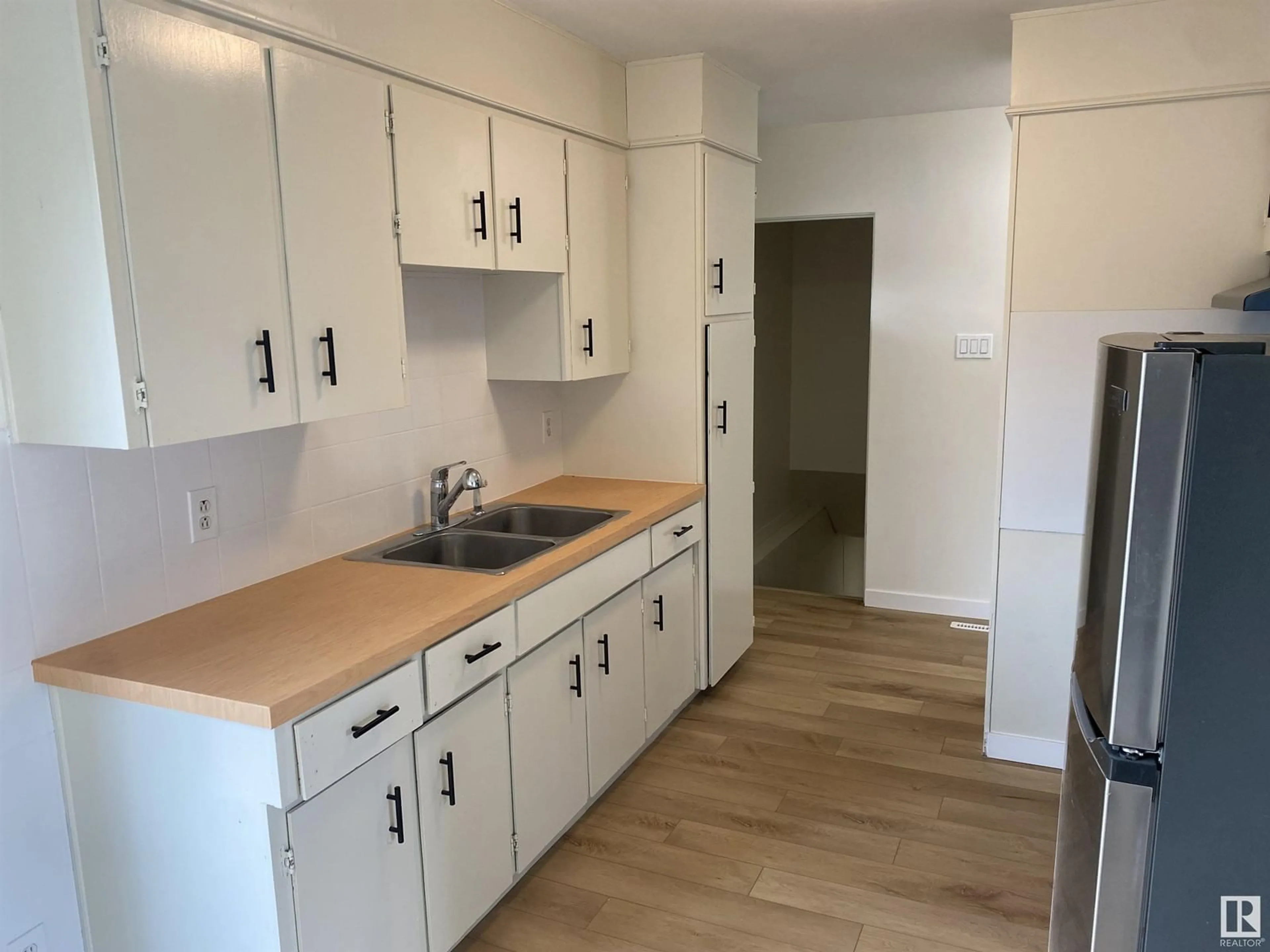 Standard kitchen, wood/laminate floor for NW - 12916 135 ST, Edmonton Alberta T5L1Y2