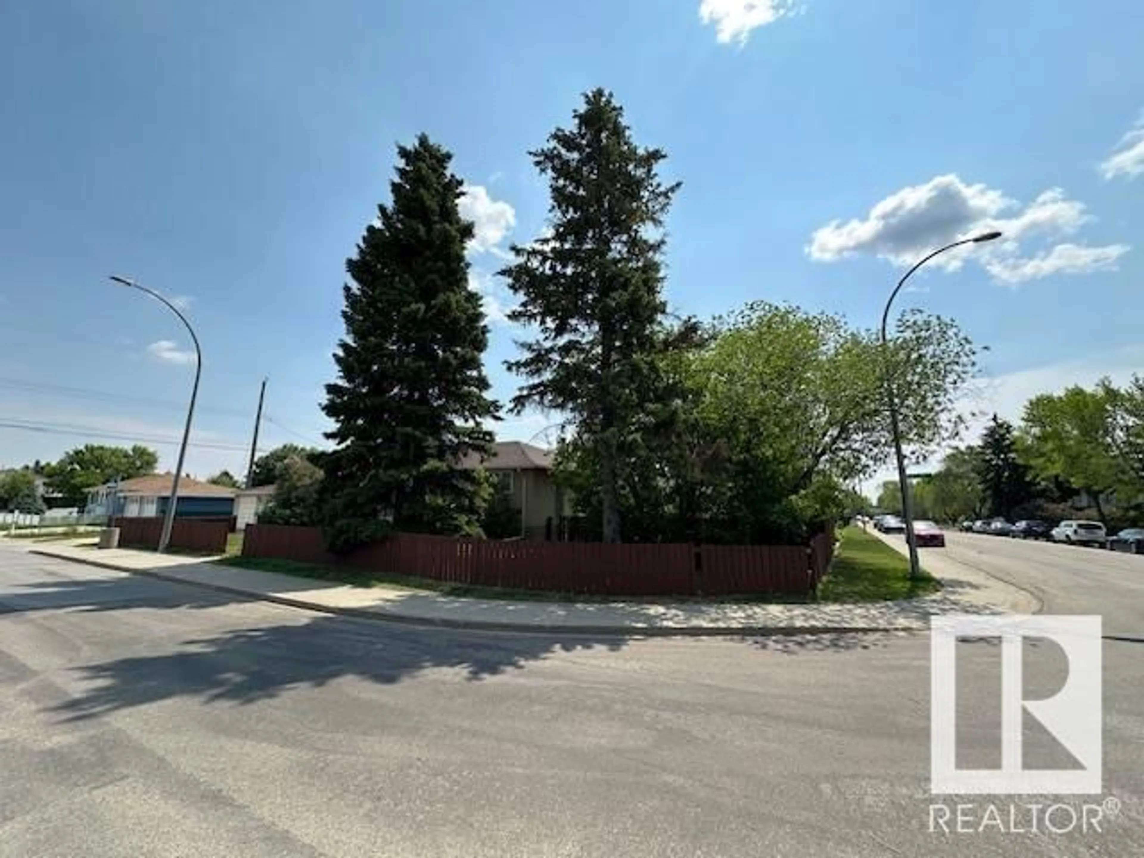 Unknown for 13907 135 AV NW, Edmonton Alberta T5L3Z1