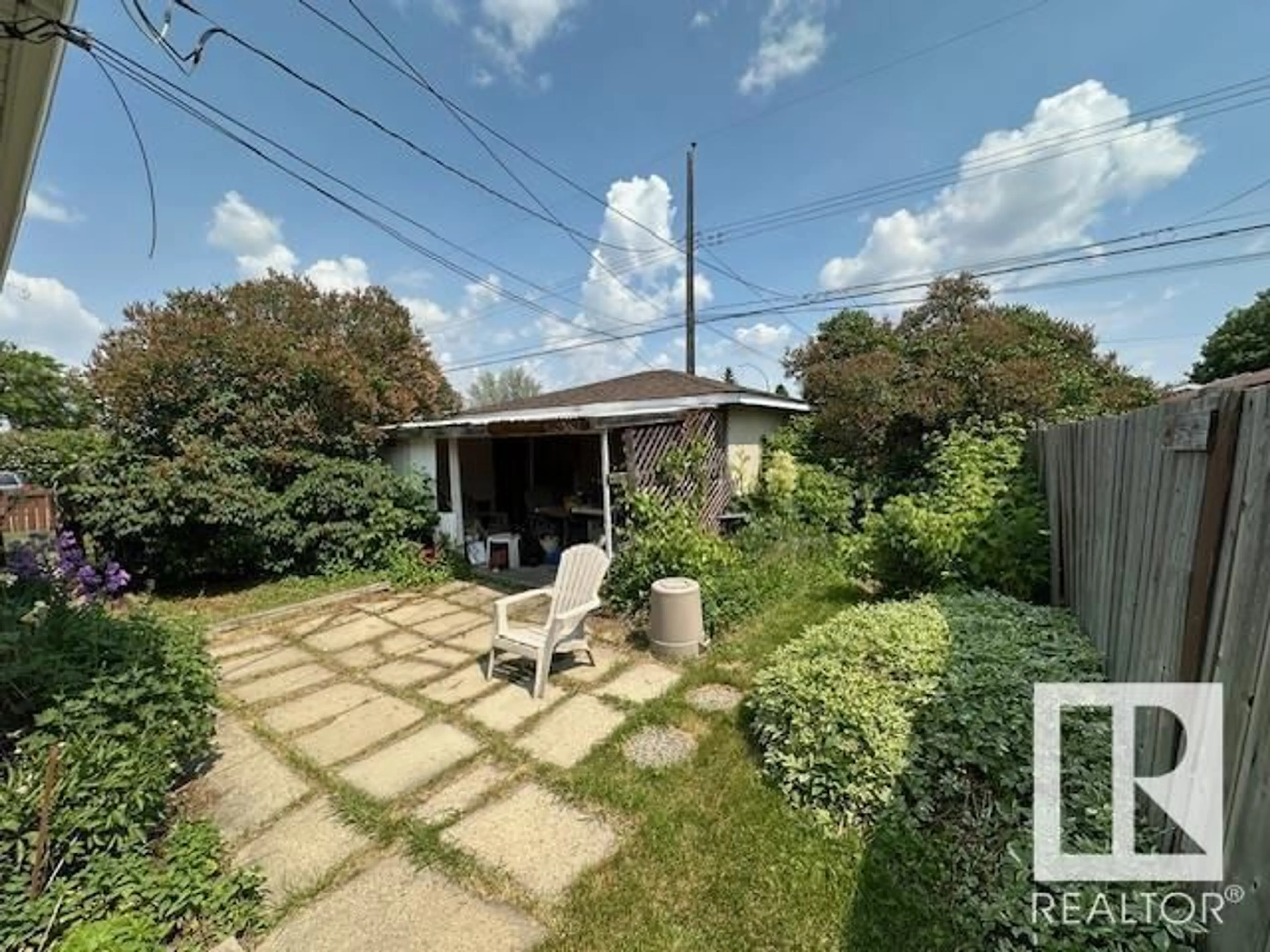 A pic from outside/outdoor area/front of a property/back of a property/a pic from drone, street for 13907 135 AV NW, Edmonton Alberta T5L3Z1