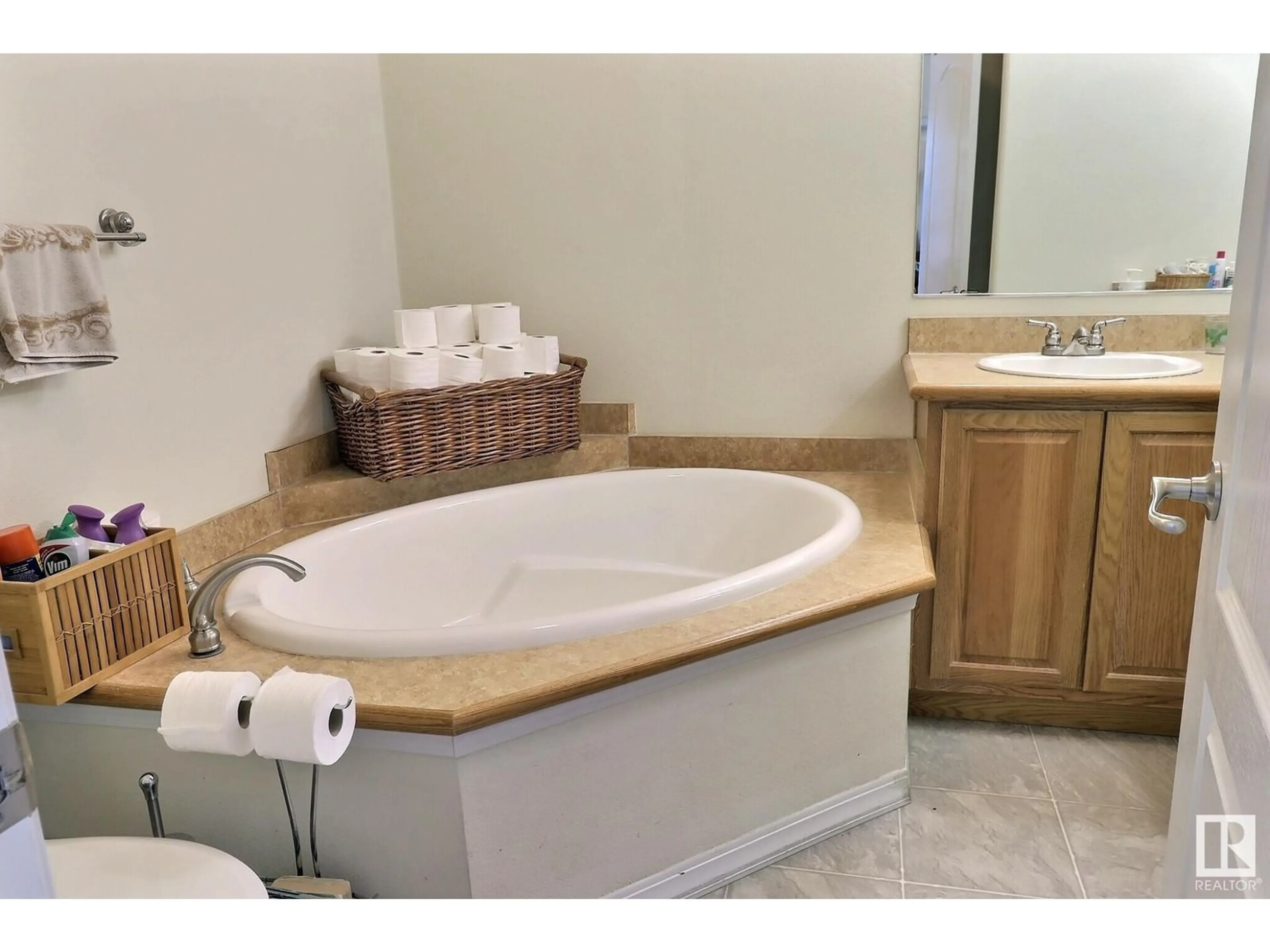 Standard bathroom, ceramic/tile floor for 53222 - 477 RANGE ROAD 272 SQ, Rural Parkland County Alberta T7X3P4
