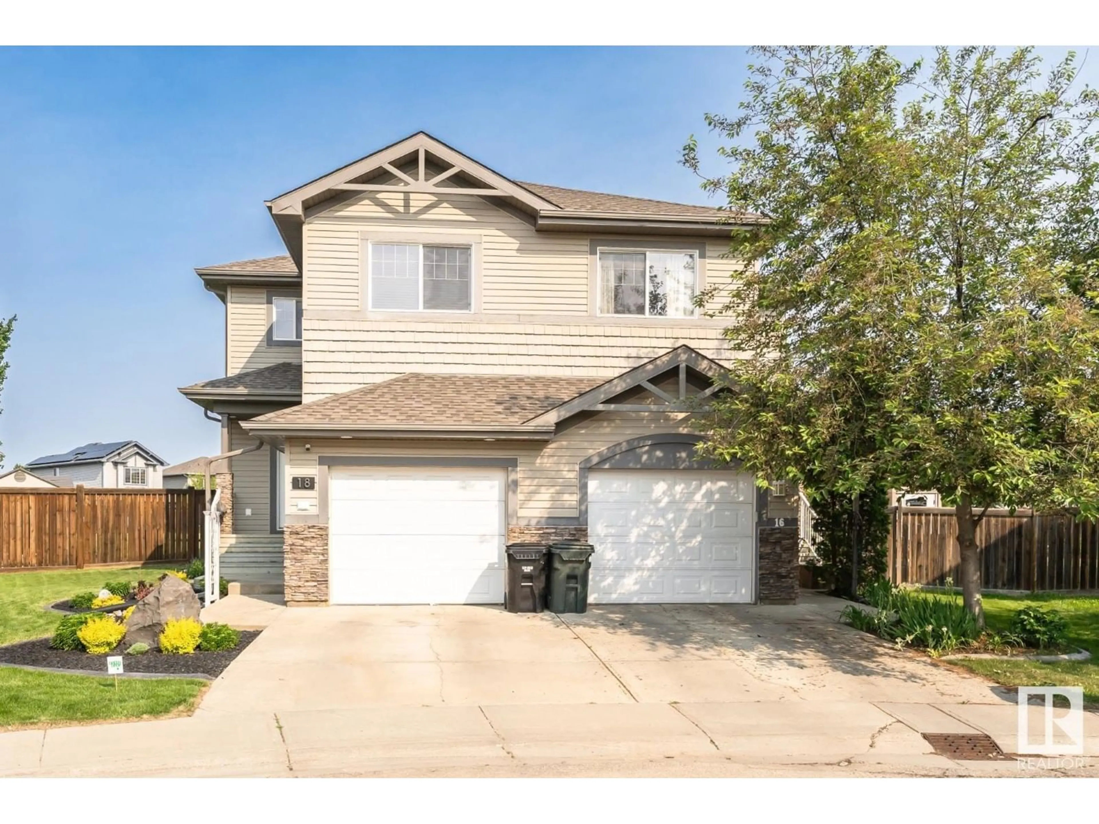 Home with vinyl exterior material, street for 16 HARTWICK LO, Spruce Grove Alberta T7X0A5