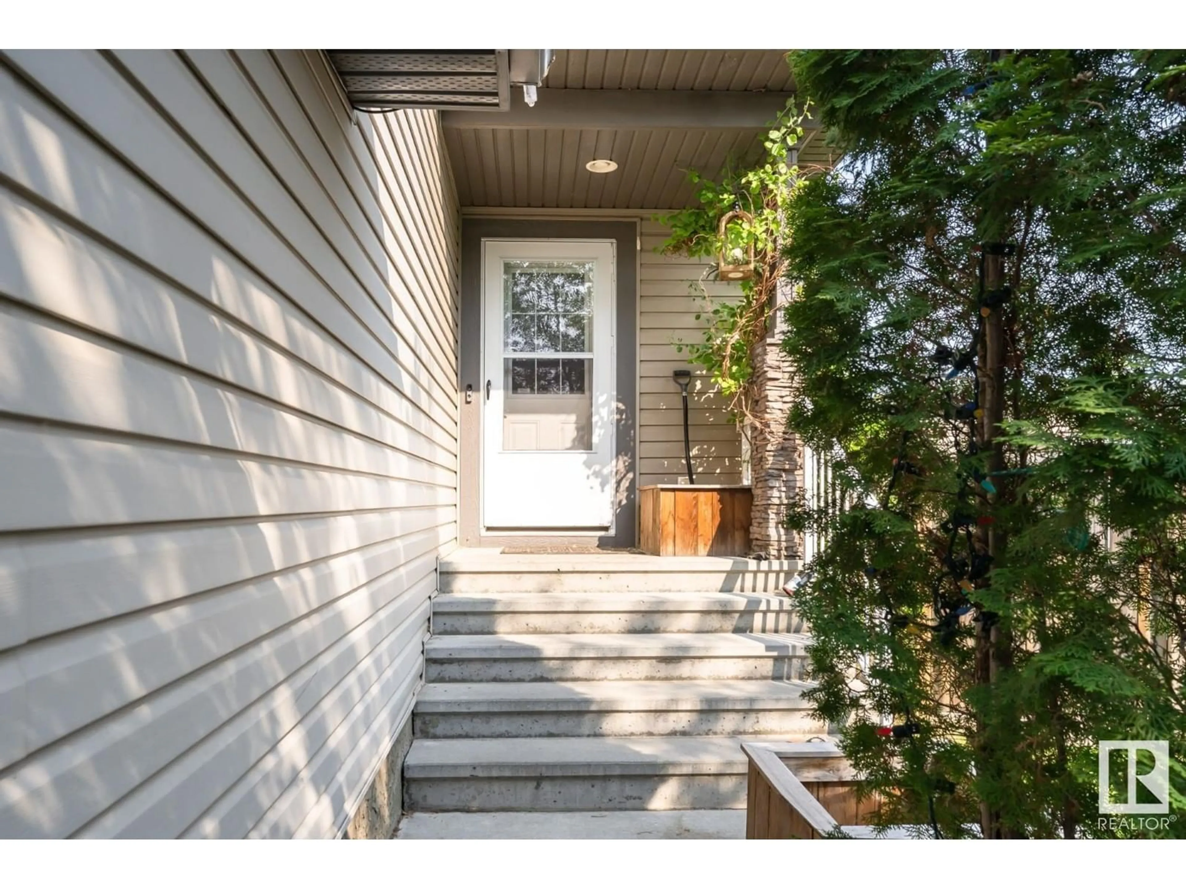 Indoor entryway for 16 HARTWICK LO, Spruce Grove Alberta T7X0A5