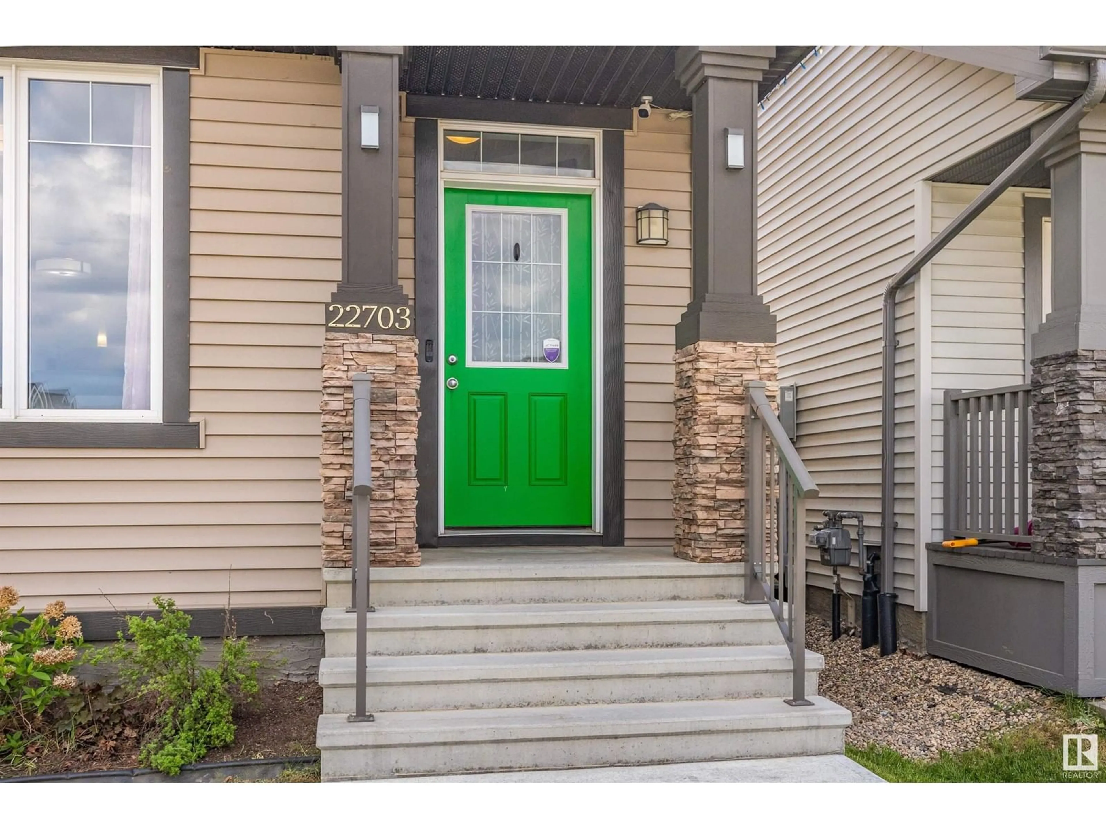 Indoor entryway for 22703 98 AV, Edmonton Alberta T5T7M4