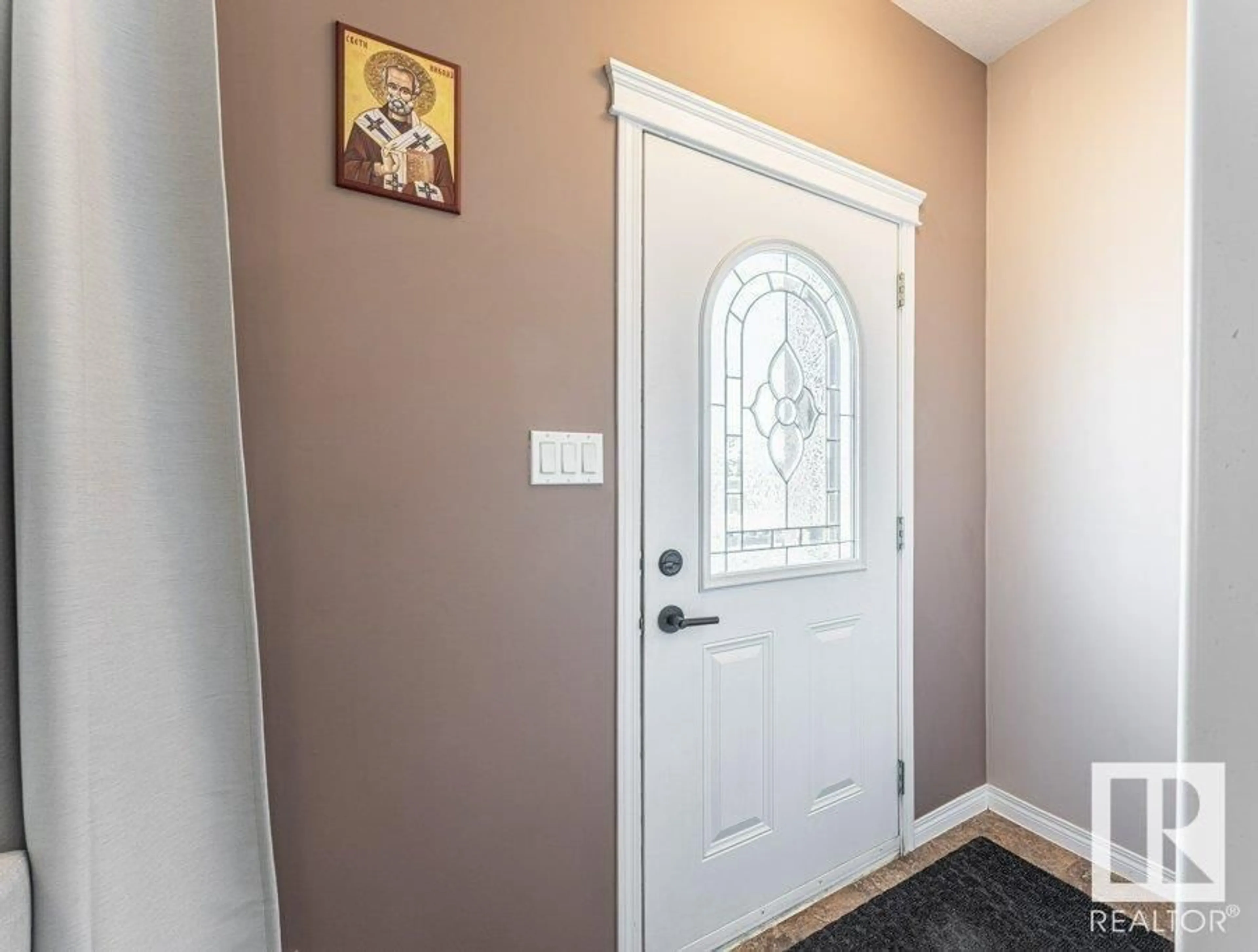 Indoor entryway for 5110 146 AV, Edmonton Alberta T5A5B7