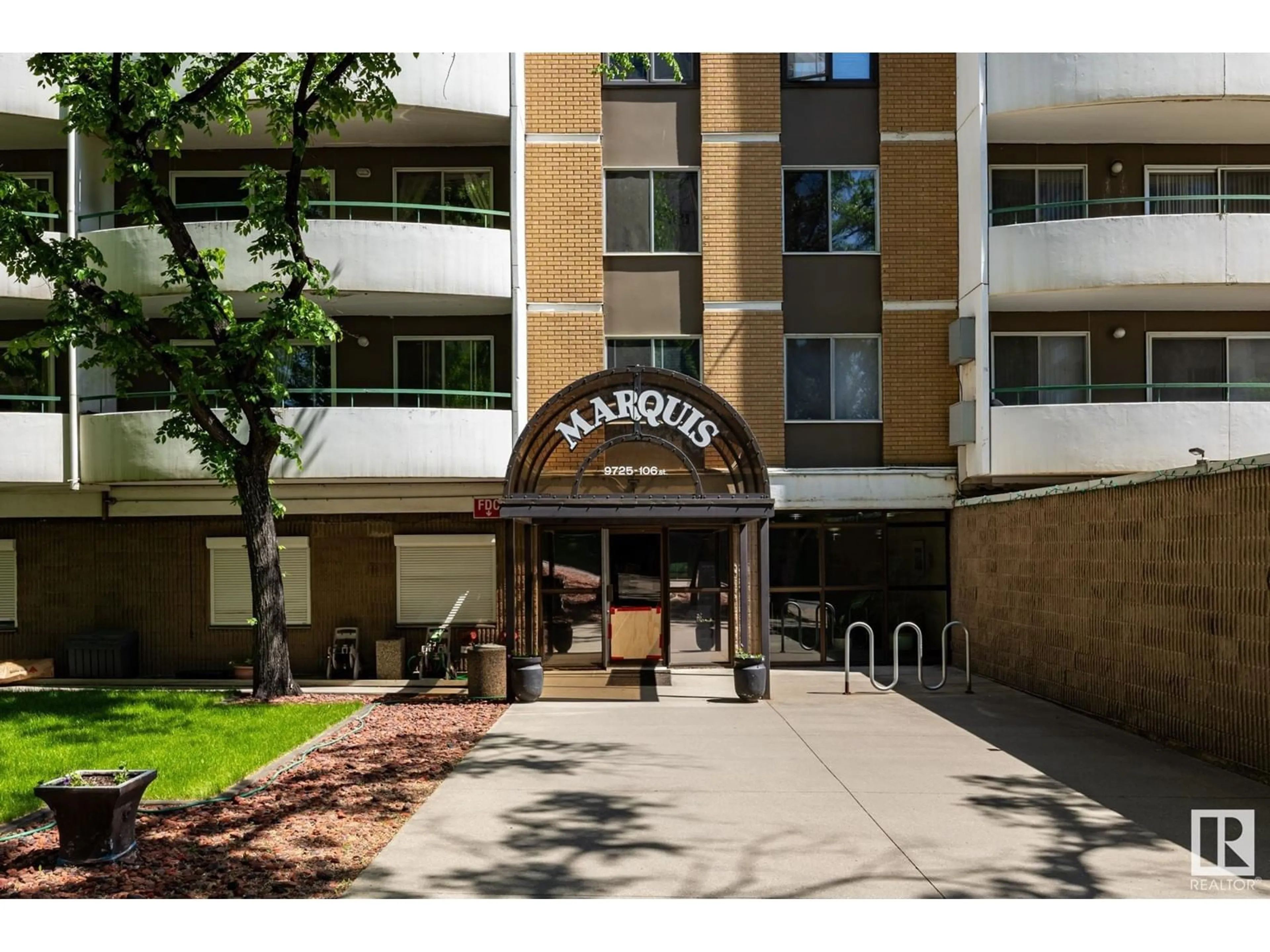 Indoor foyer for 1403 - 9725 106 ST, Edmonton Alberta T5K1B5