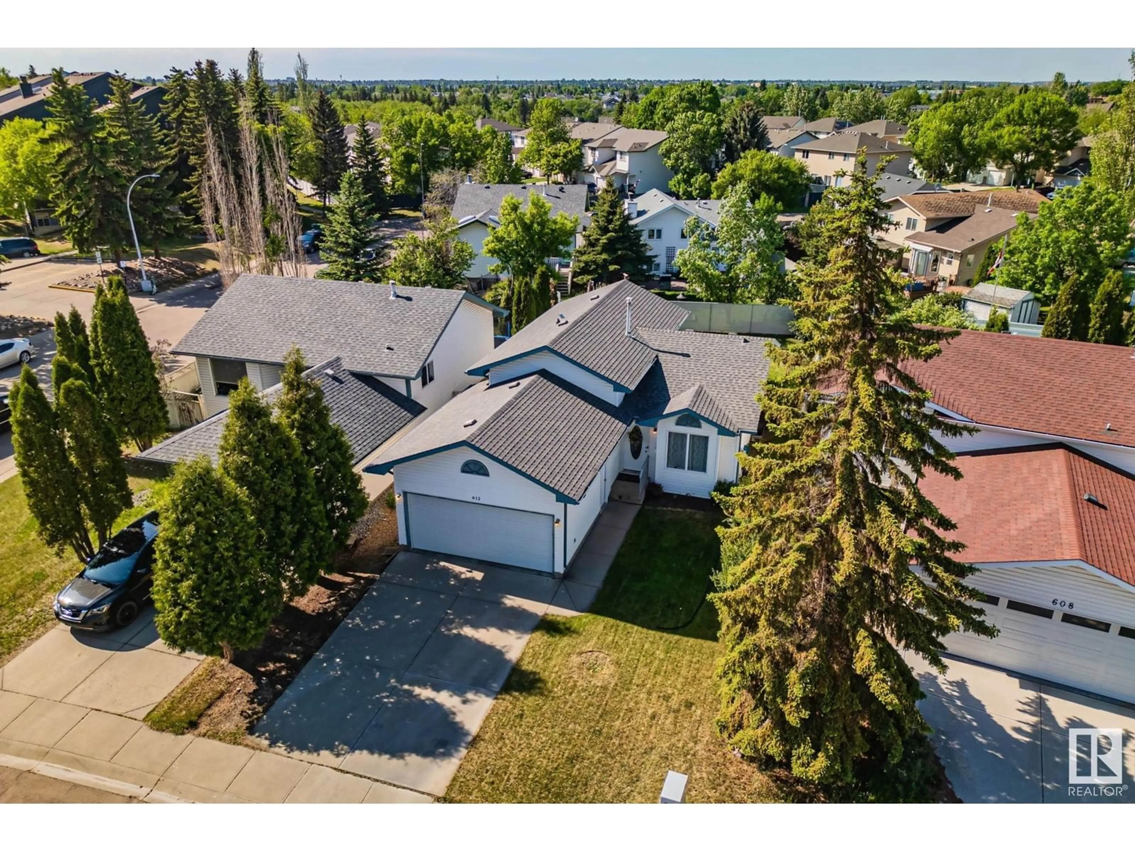 A pic from outside/outdoor area/front of a property/back of a property/a pic from drone, street for 612 HORNER RD, Edmonton Alberta T5A4Y9