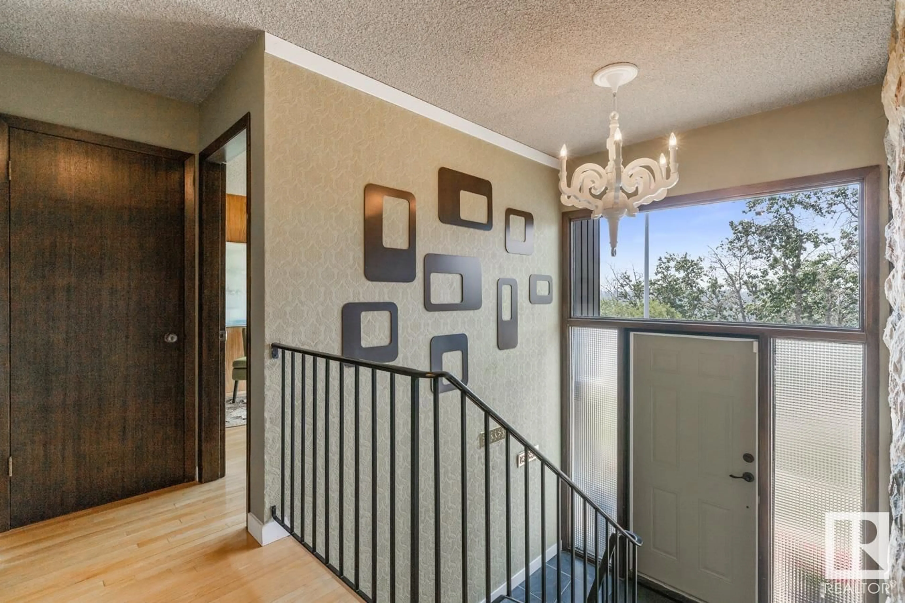 Indoor entryway for NW - 4006 ADA BV, Edmonton Alberta T5W4M5