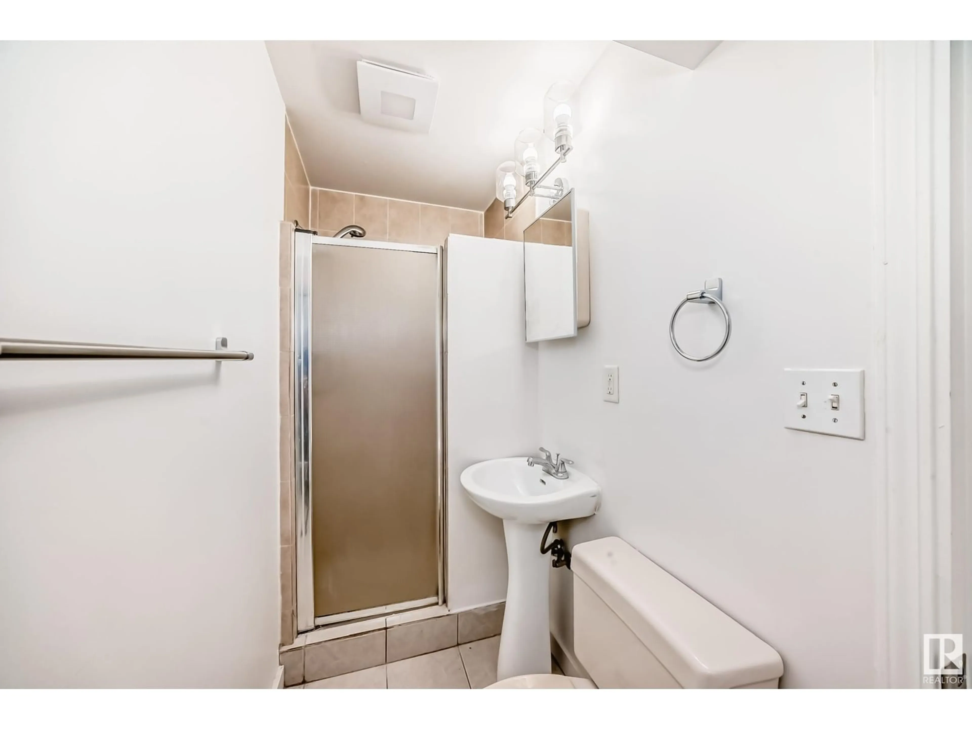 Standard bathroom, ceramic/tile floor for 13319 85 ST, Edmonton Alberta T5E2Z8