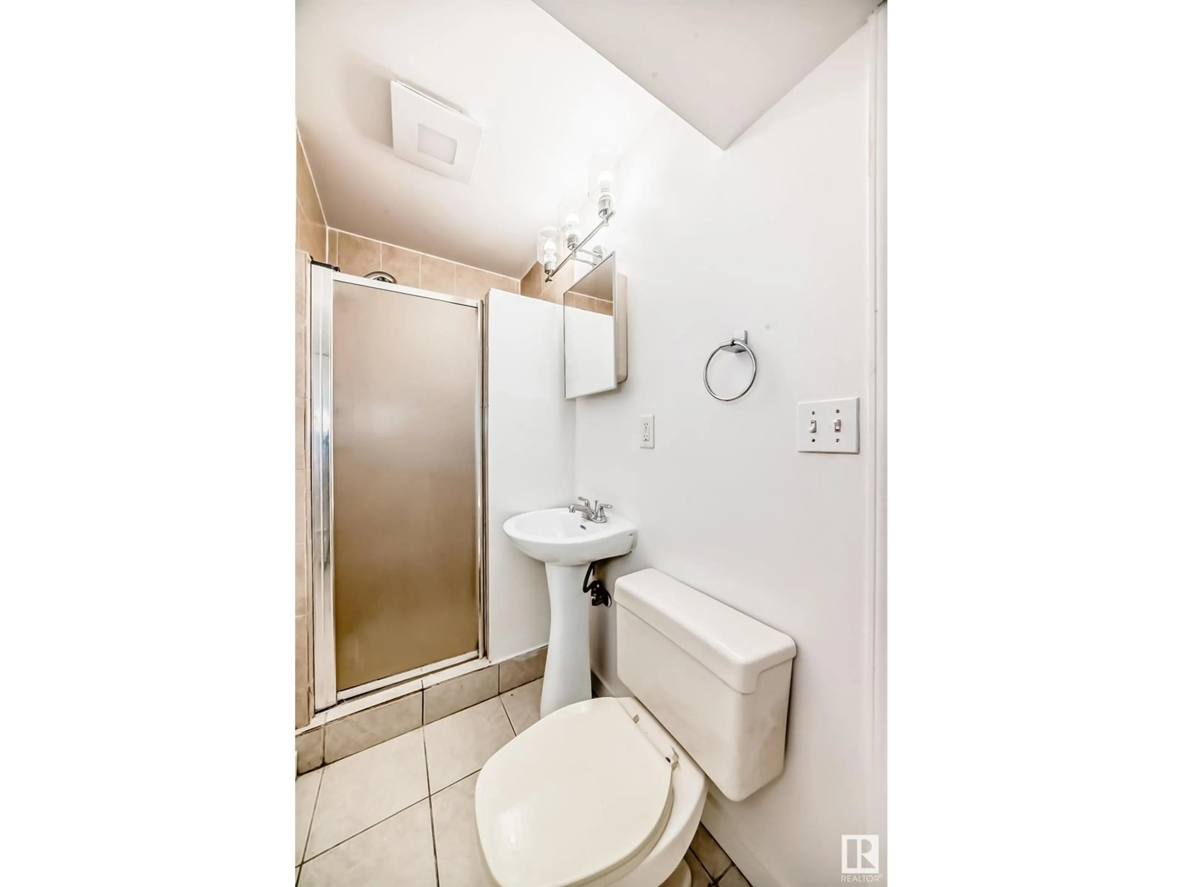 Standard bathroom, ceramic/tile floor for 13319 85 ST, Edmonton Alberta T5E2Z8