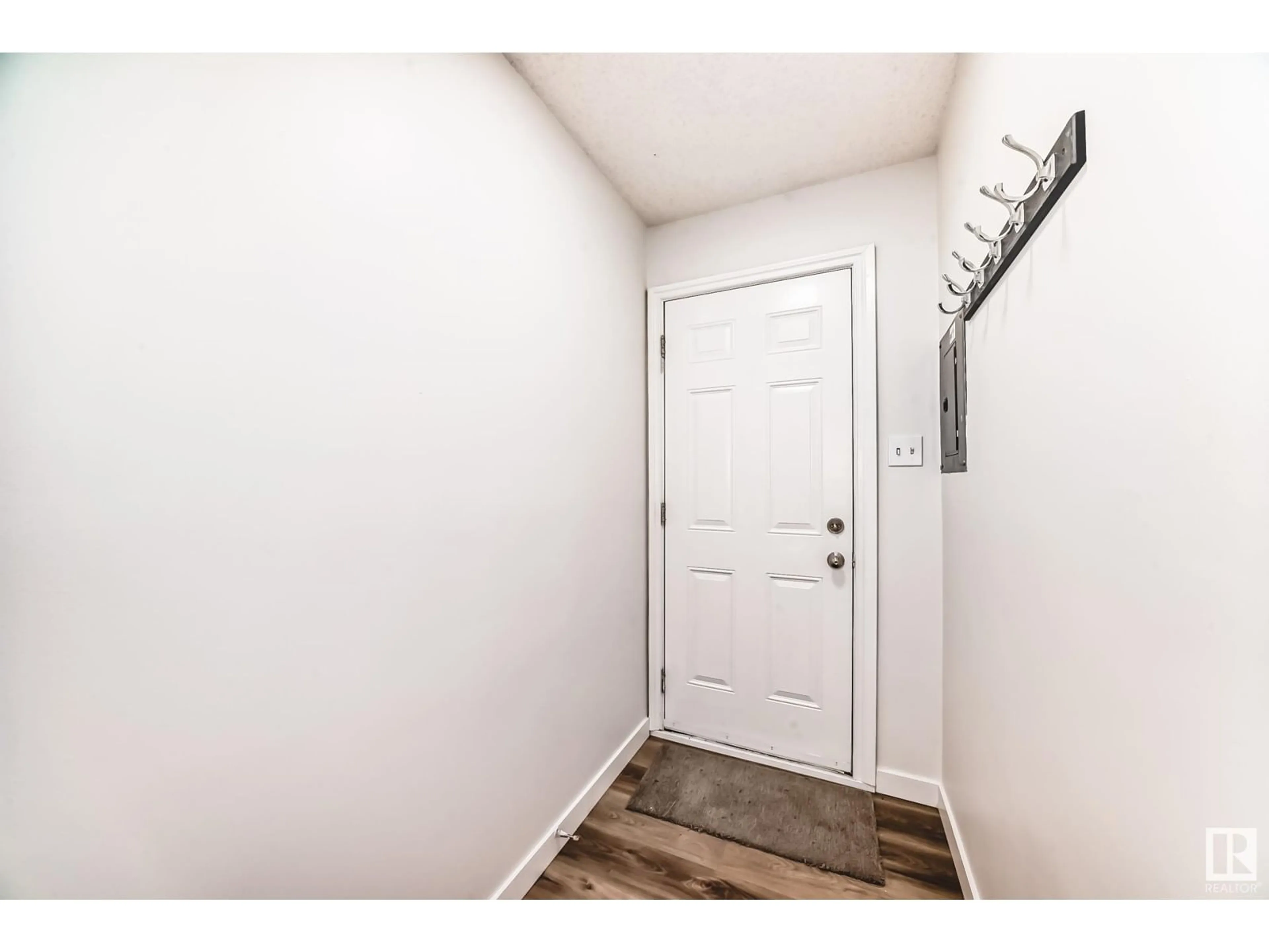 Indoor entryway for 13319 85 ST, Edmonton Alberta T5E2Z8