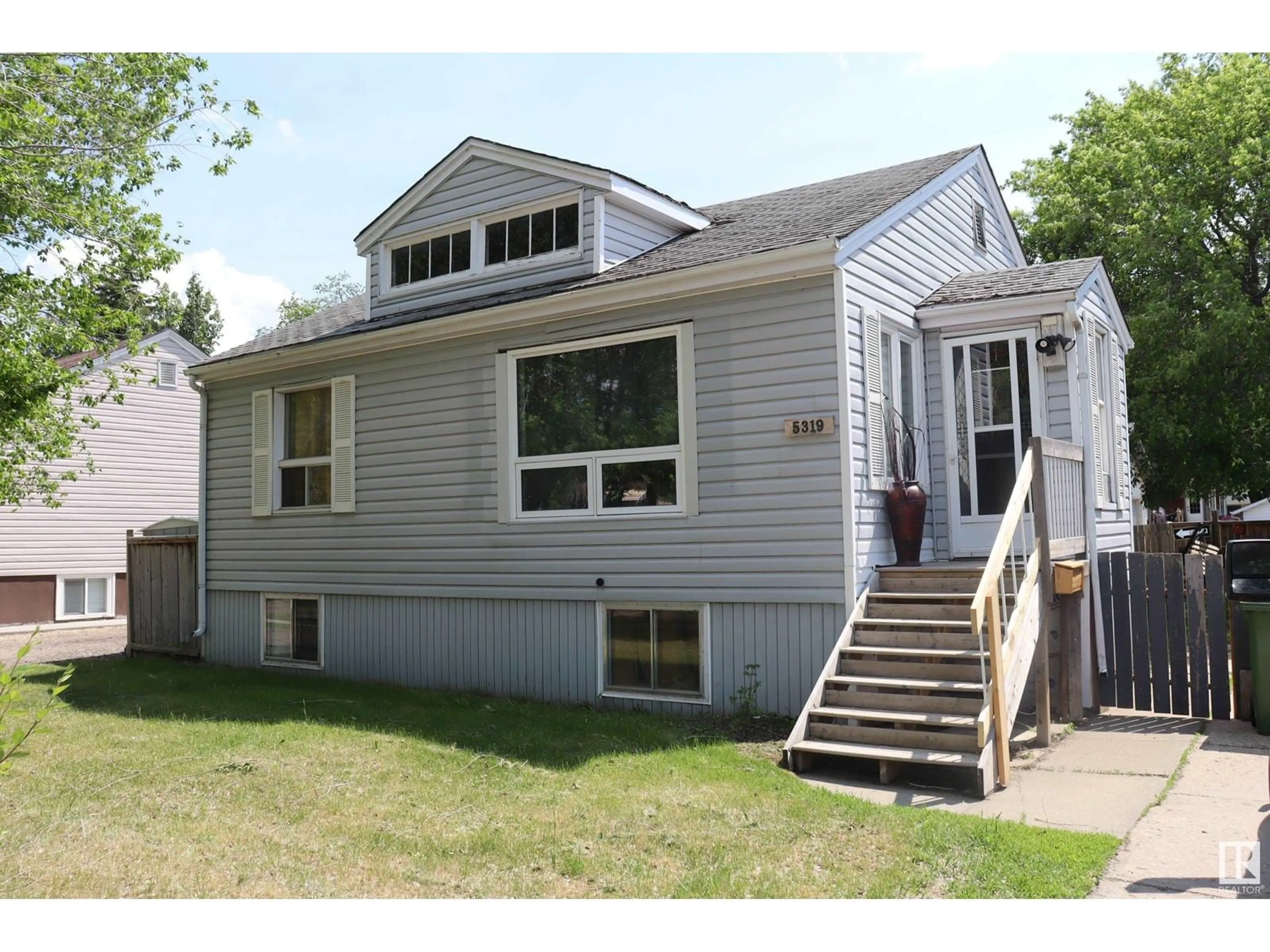 Home with vinyl exterior material, street for 5319 47 AV, Wetaskiwin Alberta T9A0K9