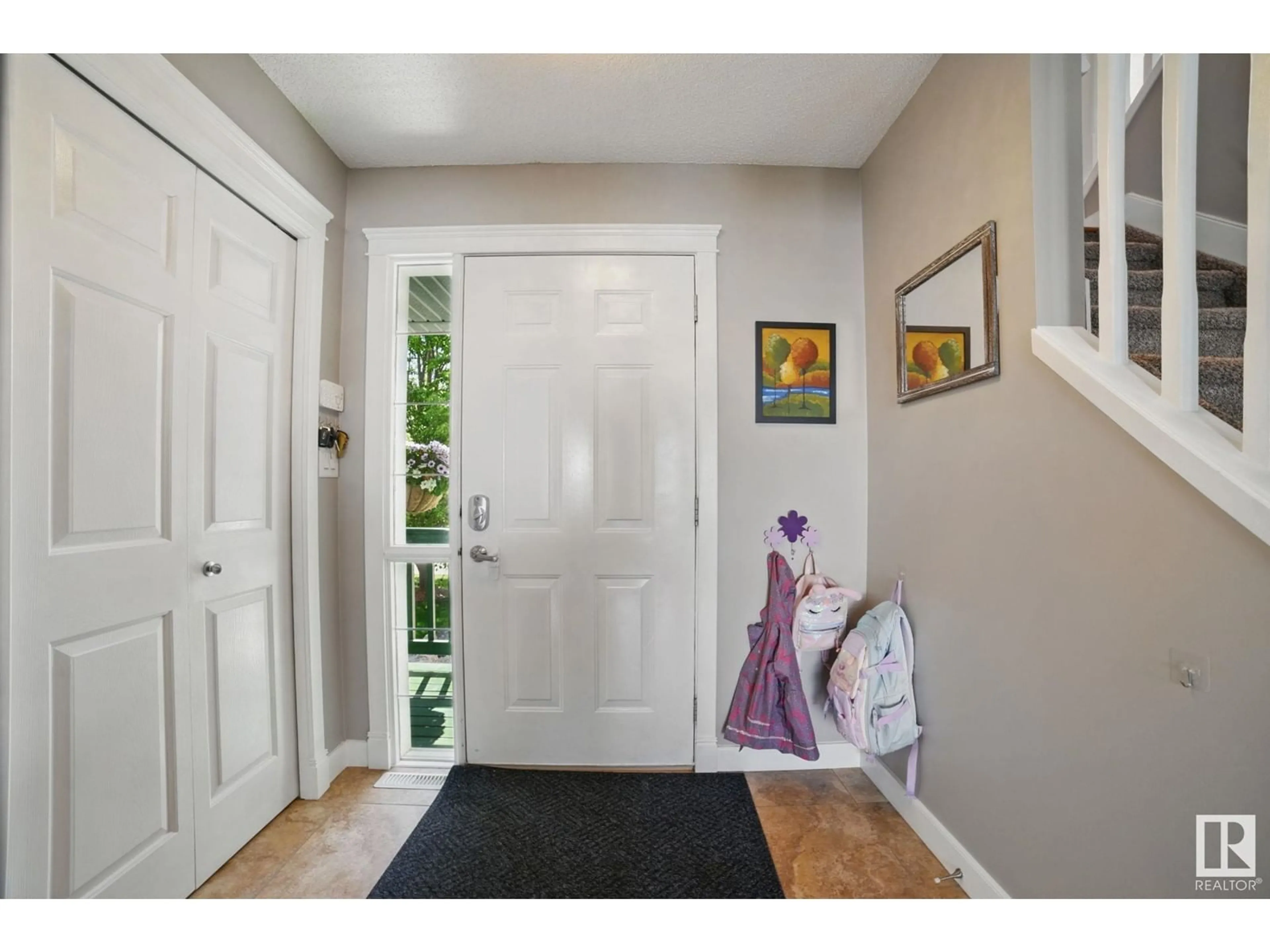 Indoor entryway for 600 GLENWRIGHT CR, Edmonton Alberta T5T6K8
