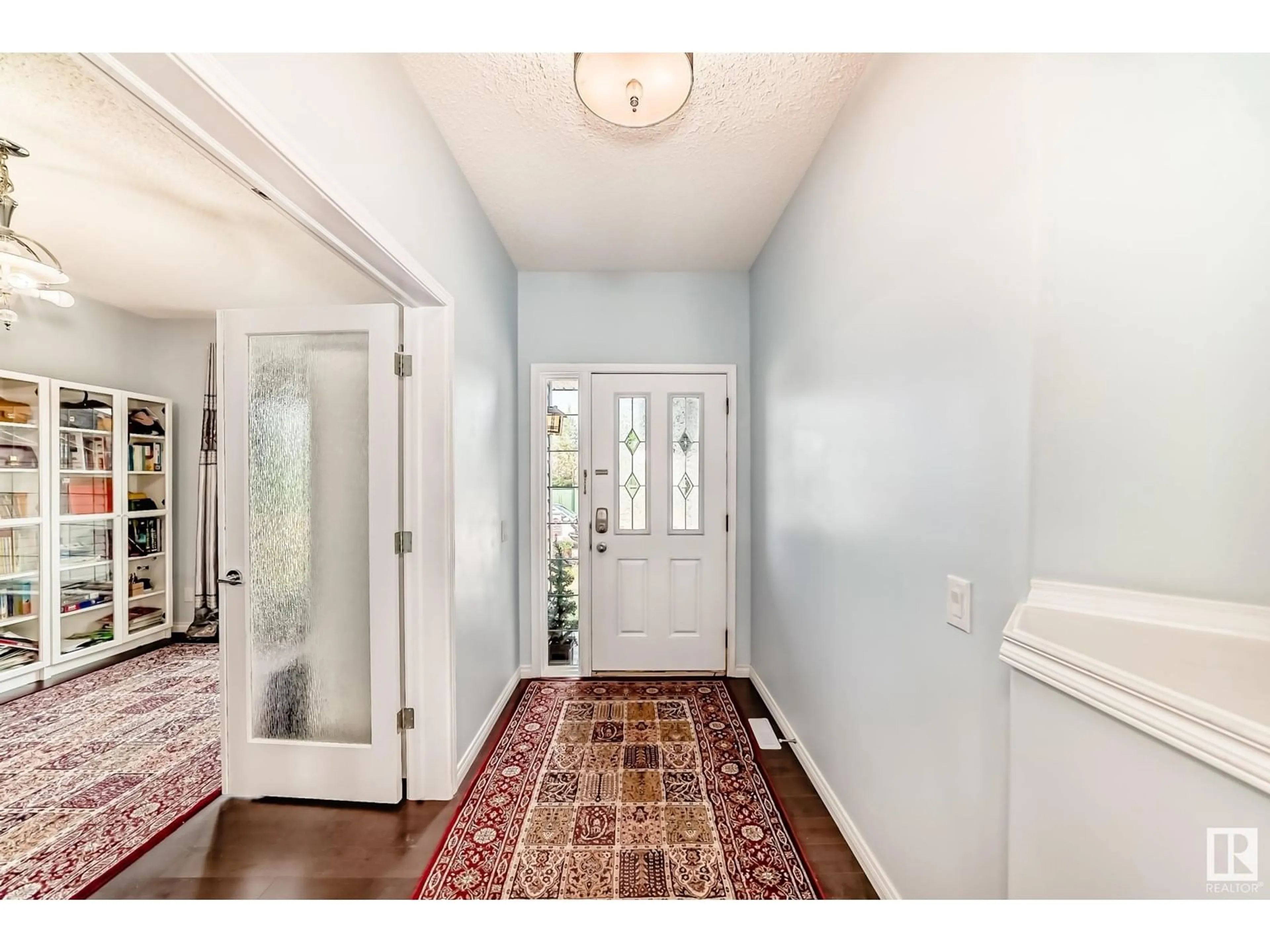 Indoor entryway for 20519 95 AV, Edmonton Alberta T5T4P1