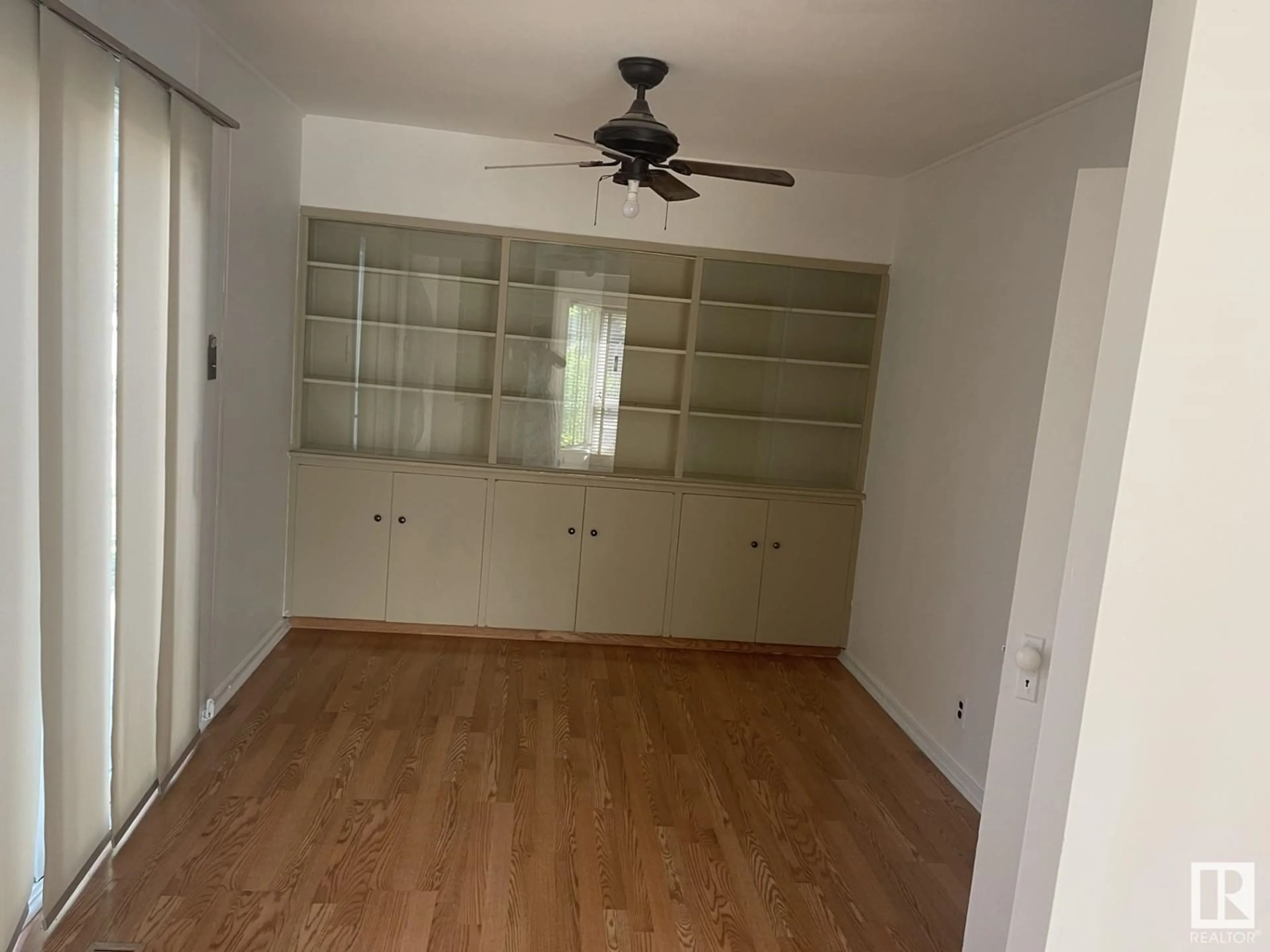 A pic of a room for NW - 12202 105 ST, Edmonton Alberta T5G2N8