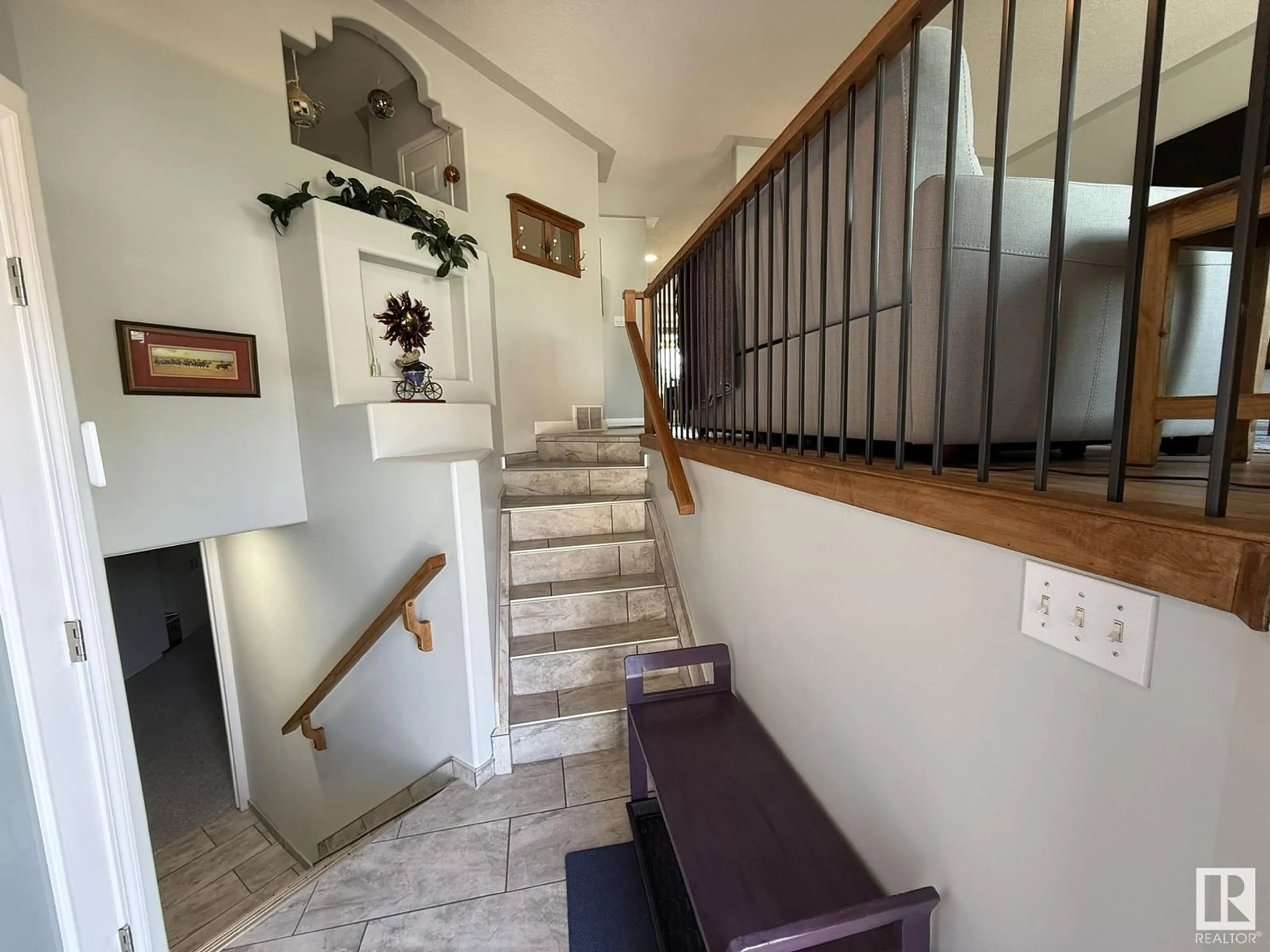 Indoor foyer for NW - 16103 67 ST, Edmonton Alberta T5Z3C5