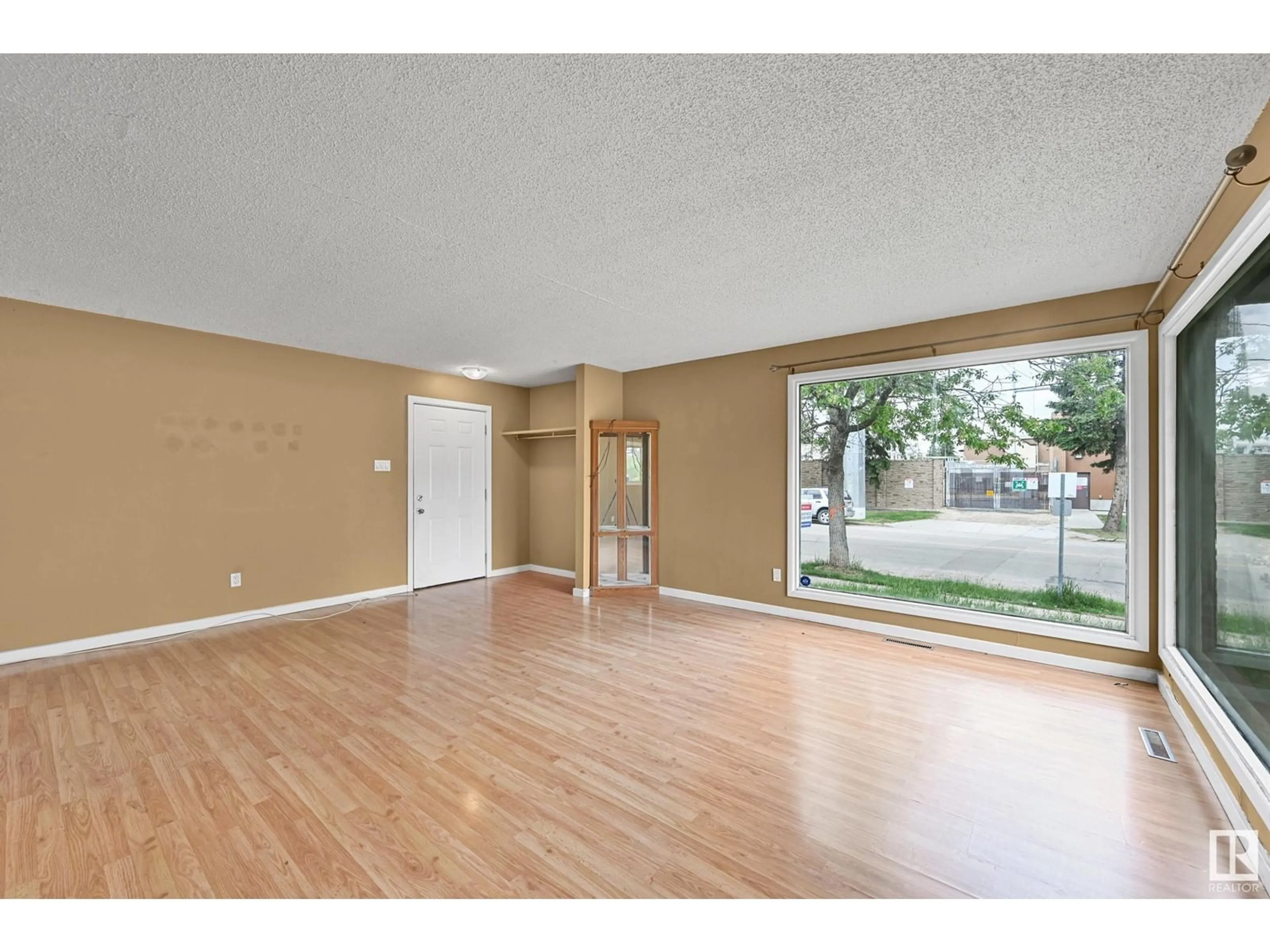 Unknown for 8320 154 ST, Edmonton Alberta T5R1S4