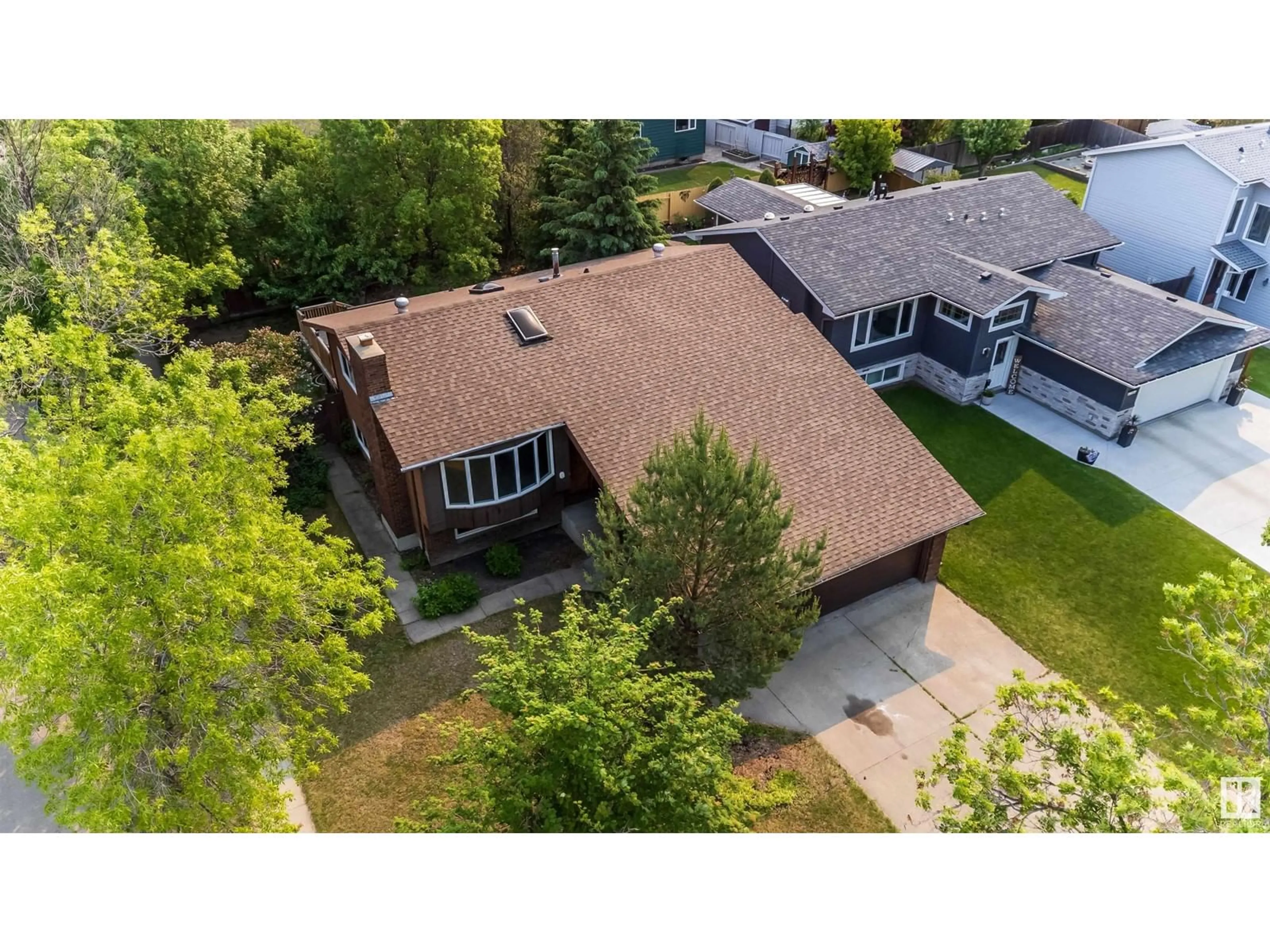 A pic from outside/outdoor area/front of a property/back of a property/a pic from drone, street for 19 ASH PL, St. Albert Alberta T8N3J5