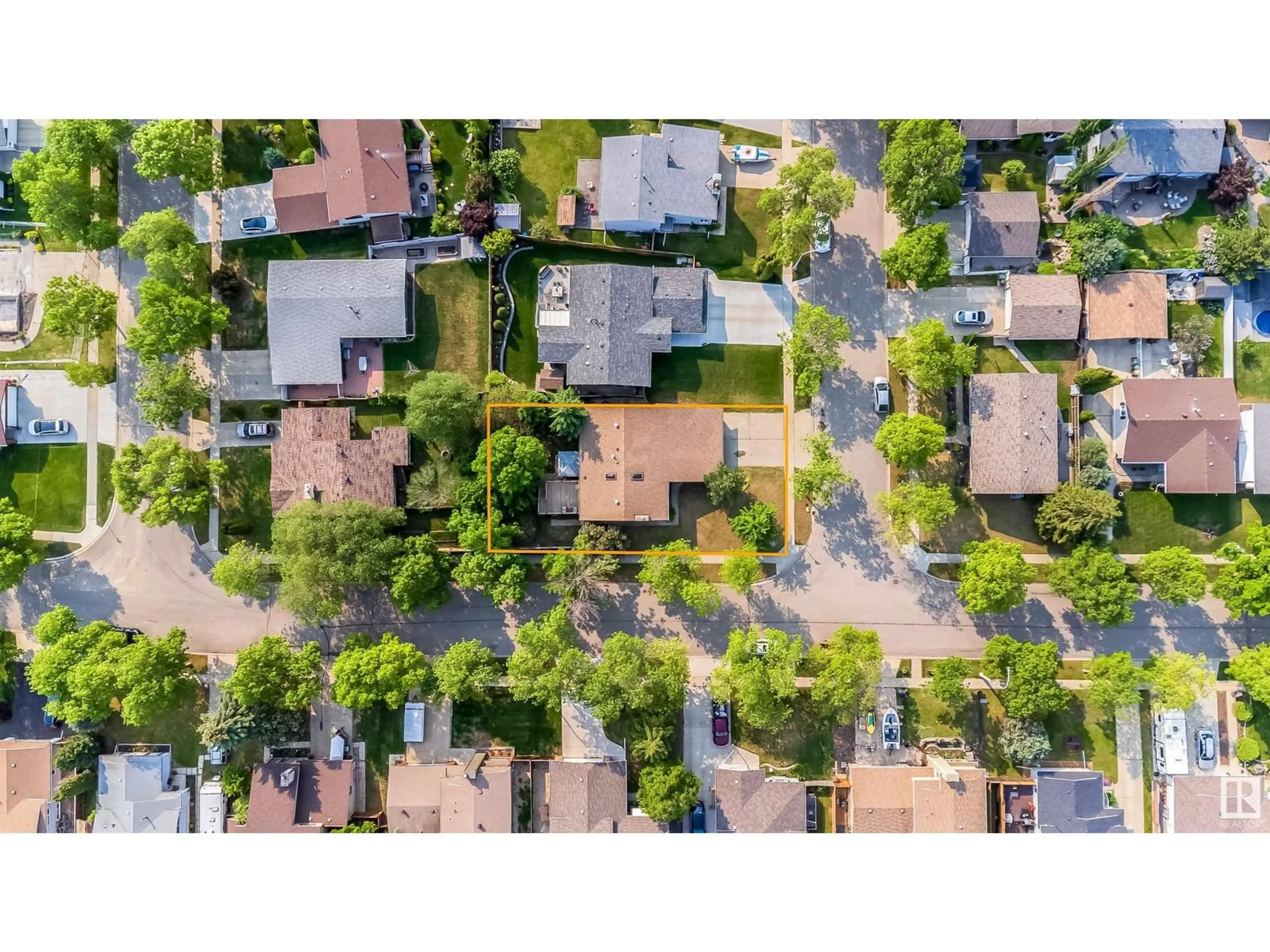 A pic from outside/outdoor area/front of a property/back of a property/a pic from drone, street for 19 ASH PL, St. Albert Alberta T8N3J5