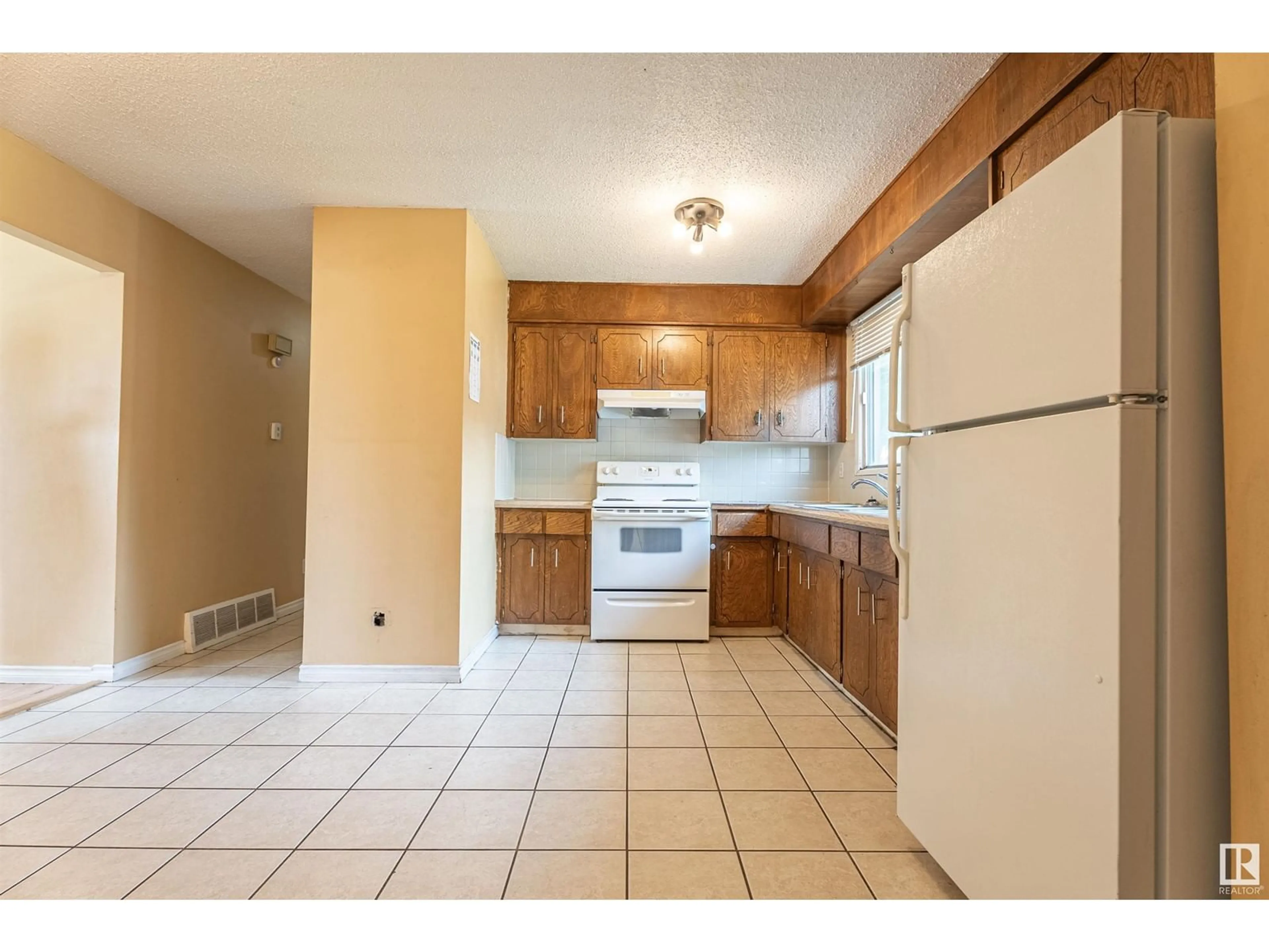 Standard kitchen, unknown for NW - 13034 32A ST, Edmonton Alberta T5A3E5