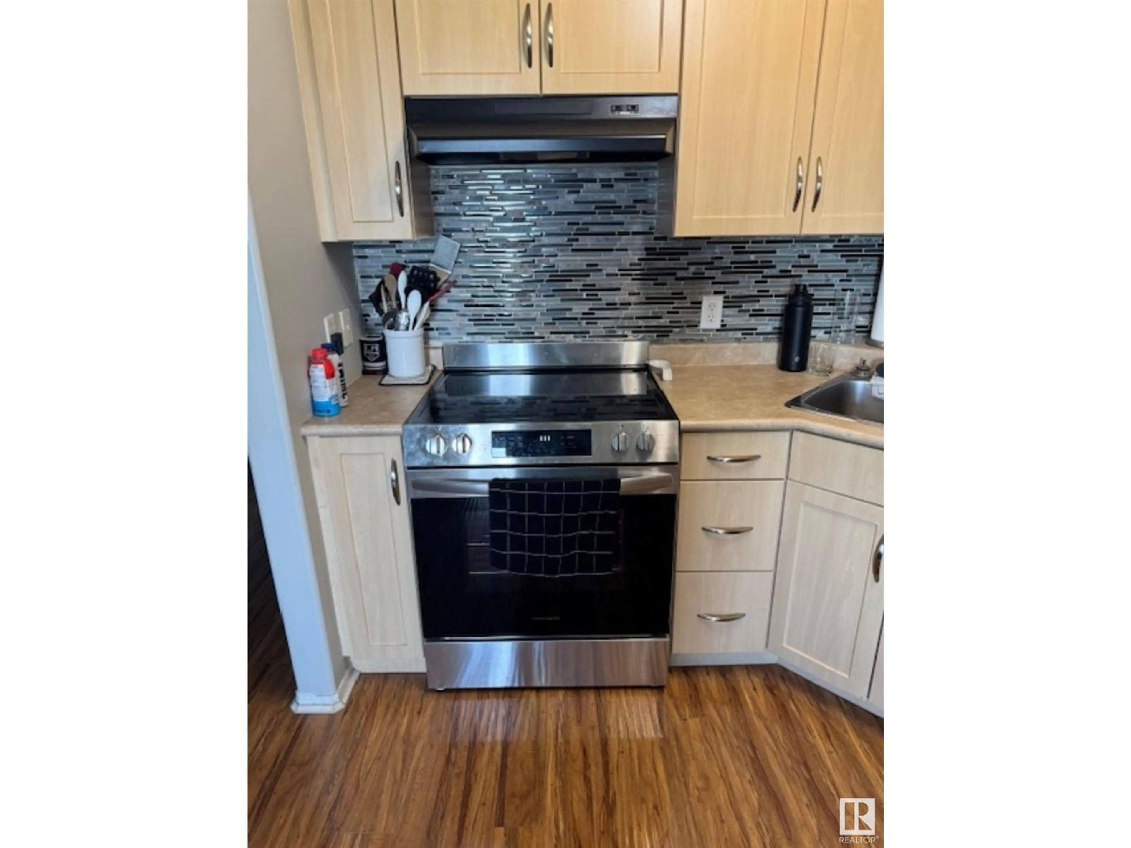 Standard kitchen, unknown for 520 9910 107 ST, Morinville Alberta T8R0A3