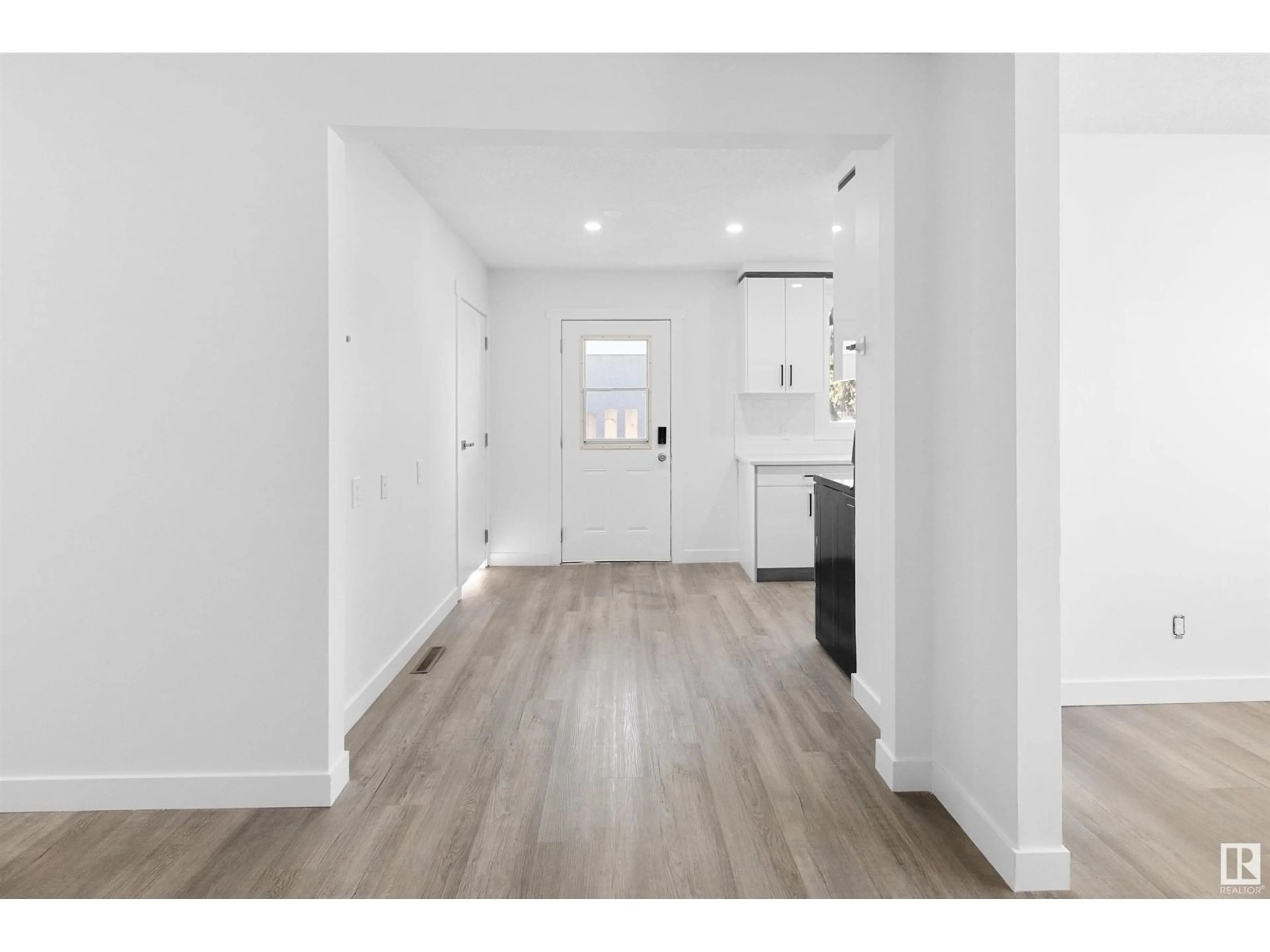 Indoor entryway for 13435 101 ST, Edmonton Alberta T5E4G5