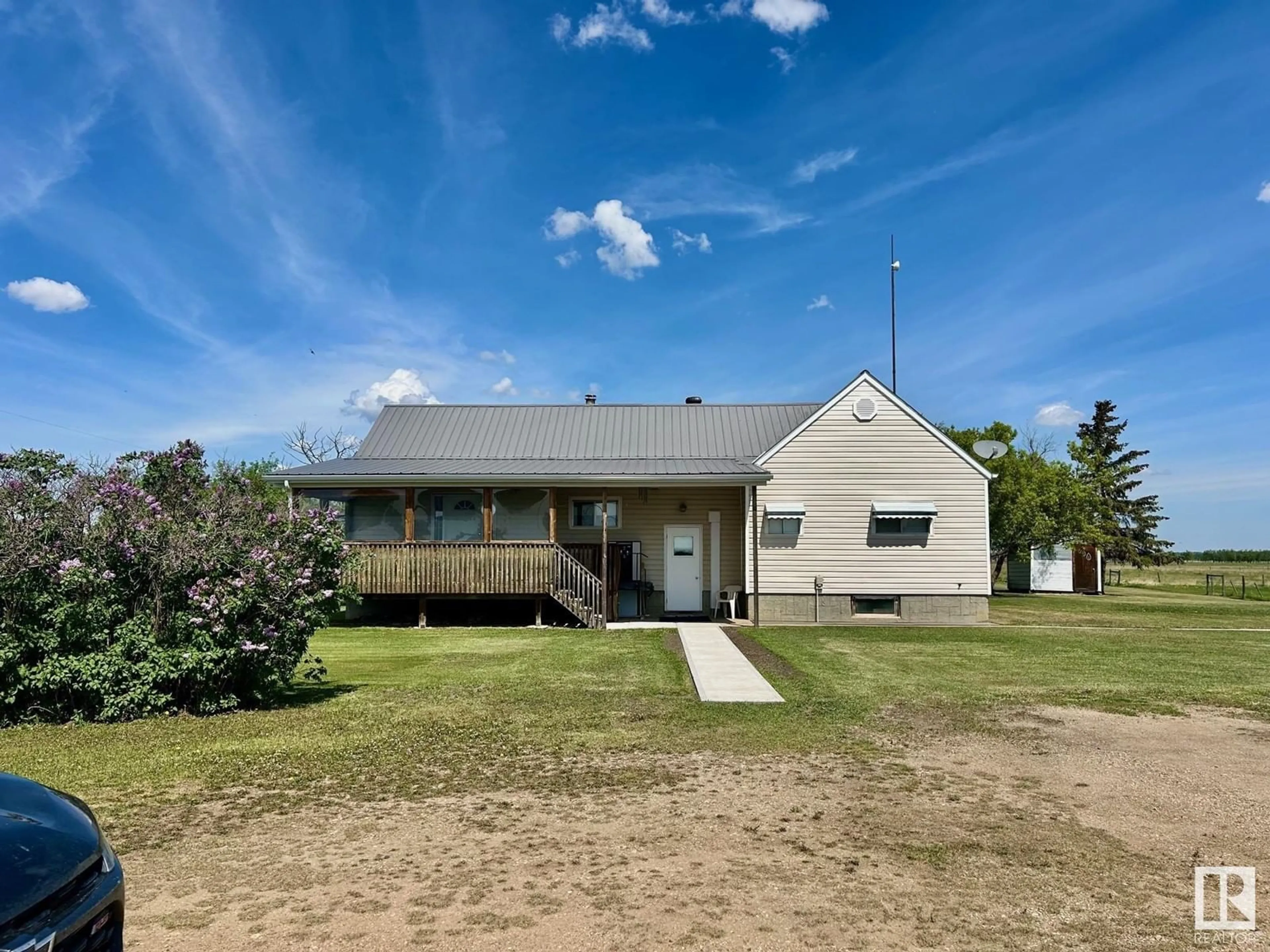 A pic from outside/outdoor area/front of a property/back of a property/a pic from drone, building for 545011 RR 155, Rural Two Hills County Alberta T9C1T6