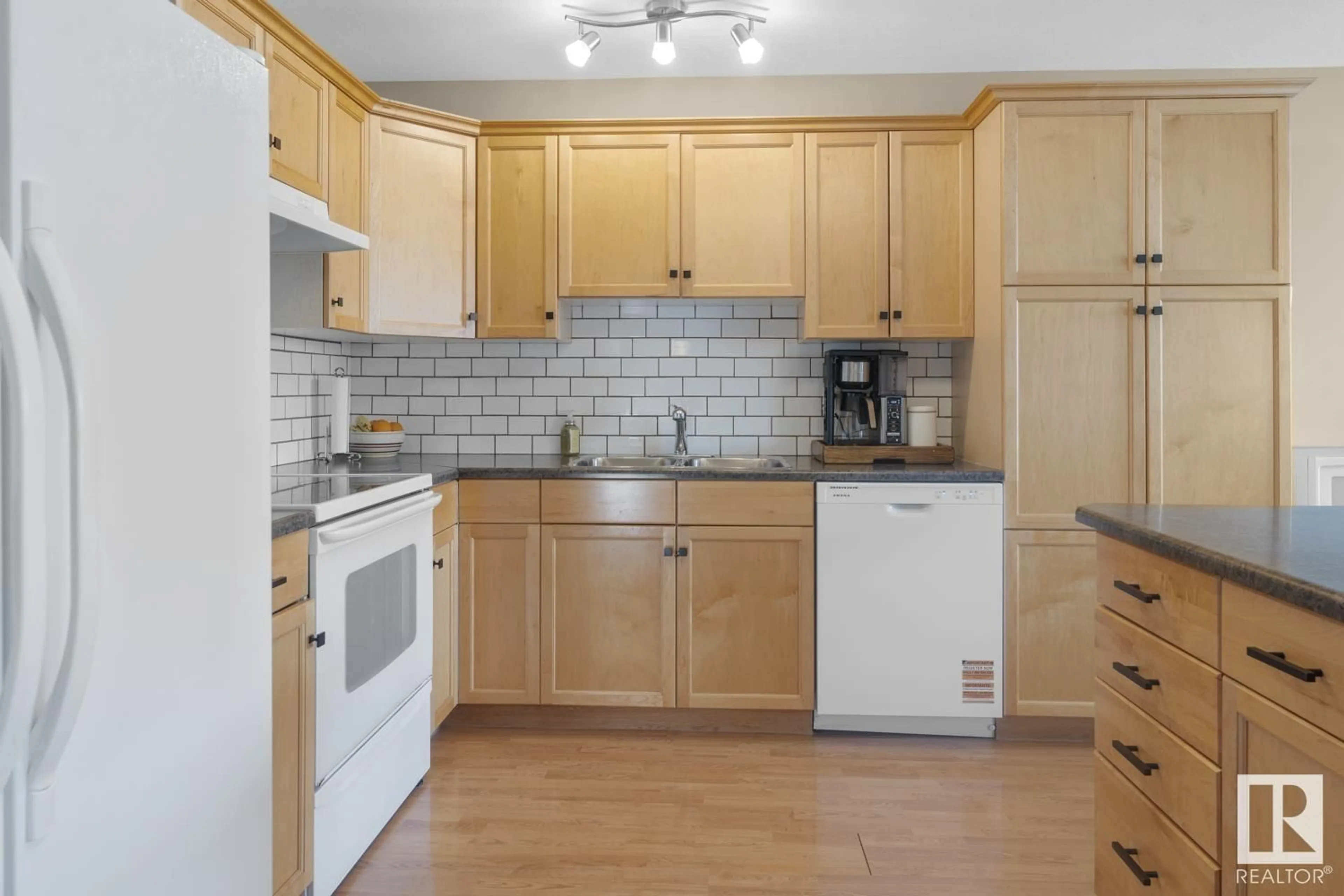 Standard kitchen, unknown for 102 - 4101 43 AV, Bonnyville Town Alberta T9N1W4