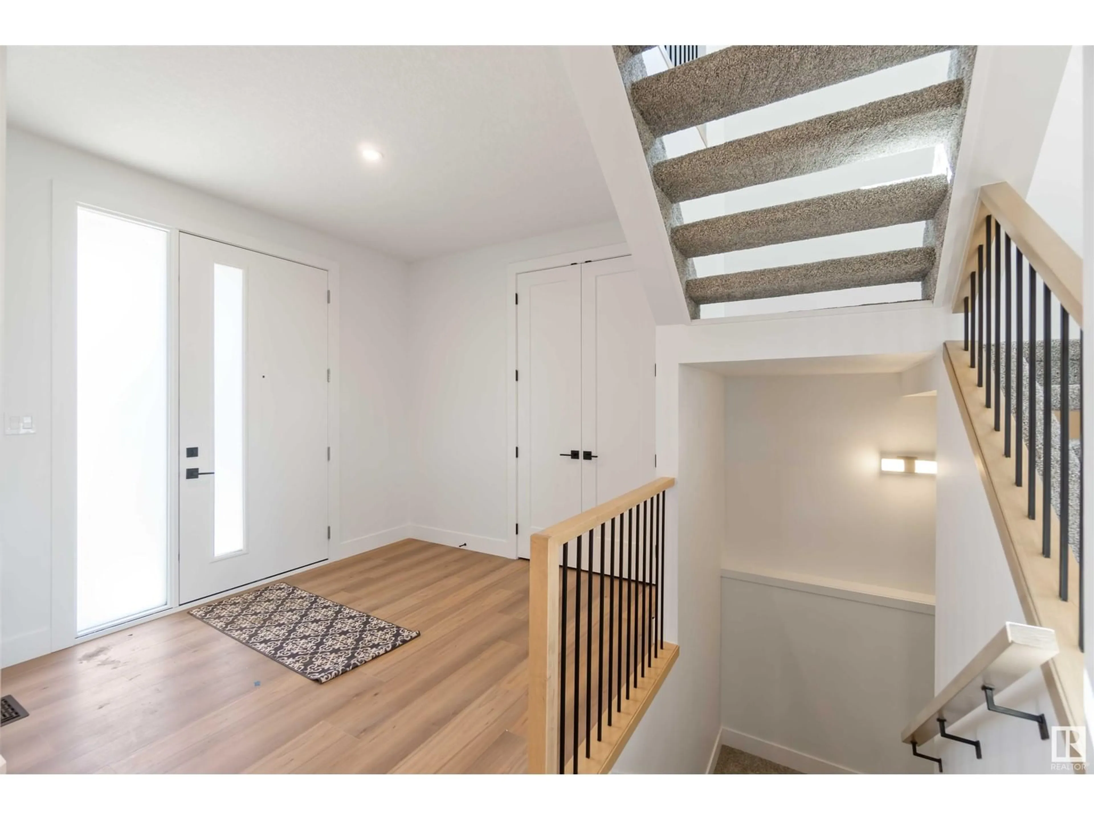 Indoor entryway for 22 ELDRIDGE PT, St. Albert Alberta T8N7Z9