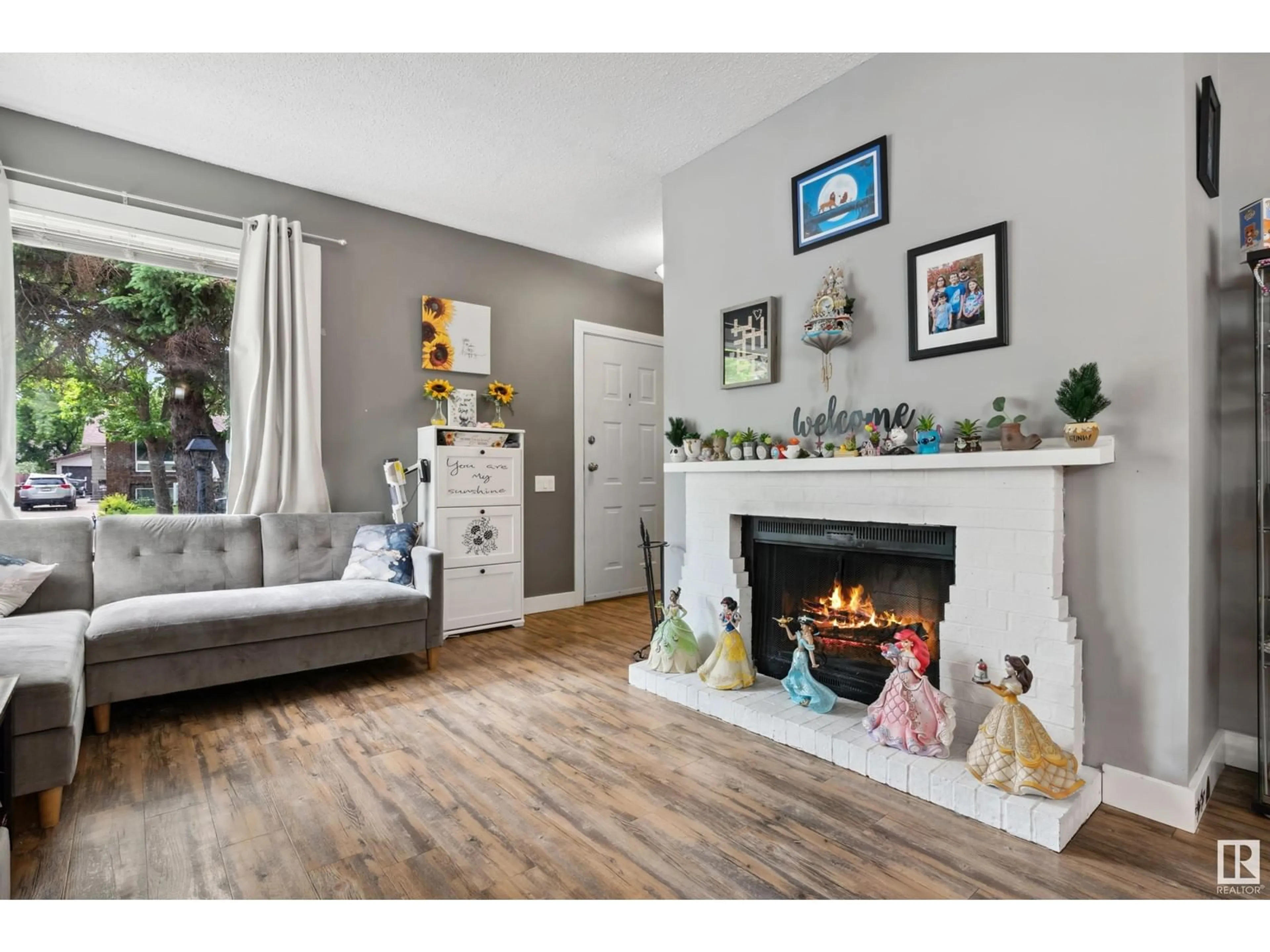 Living room with furniture, unknown for 16 GARETH PL, St. Albert Alberta T8N3K5