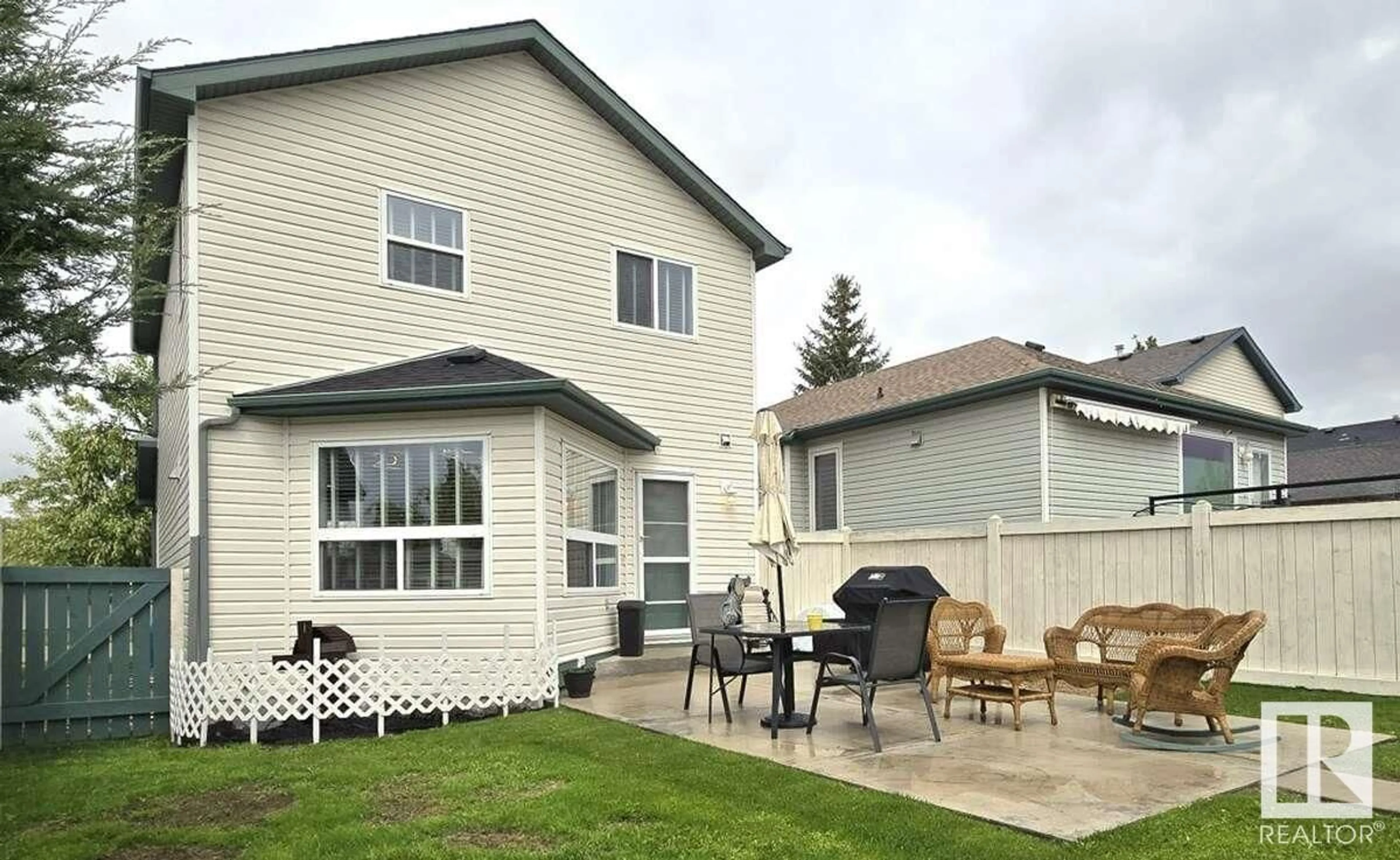 Patio, street for 33 HIGHWOOD BV, Devon Alberta T9G2E7