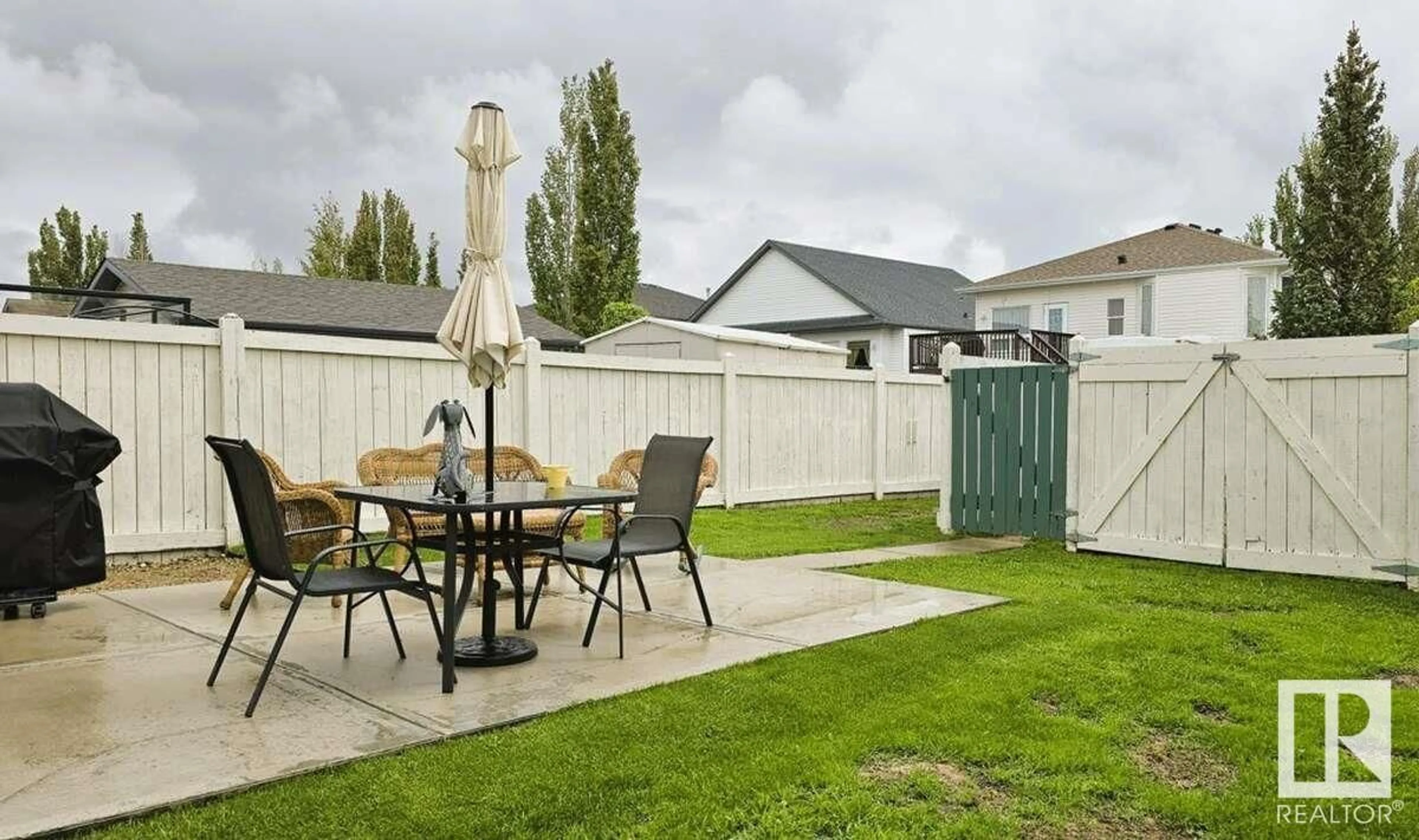 Patio, street for 33 HIGHWOOD BV, Devon Alberta T9G2E7
