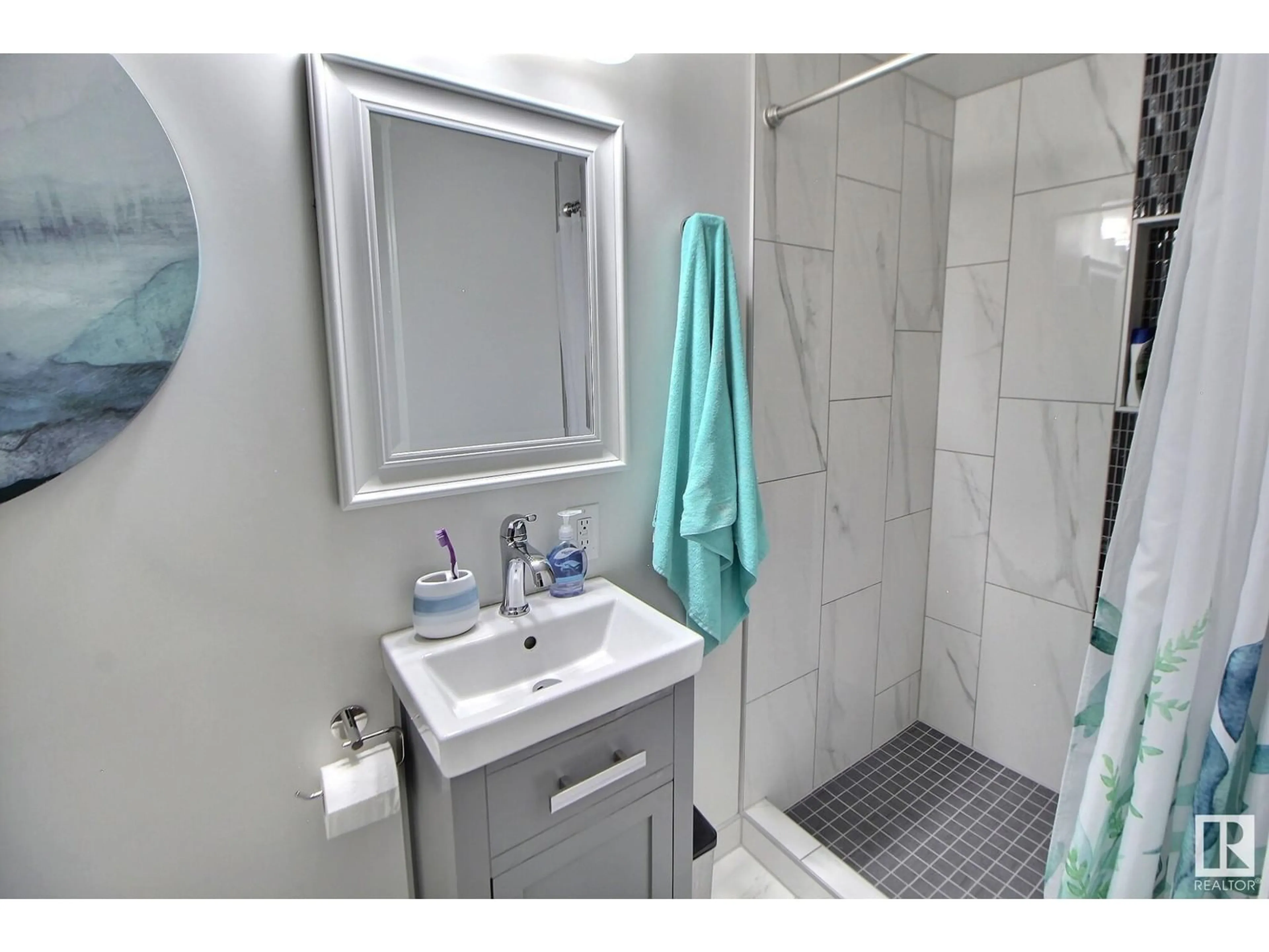 Standard bathroom, ceramic/tile floor for 4315 35 ST, Edmonton Alberta T6L5J6