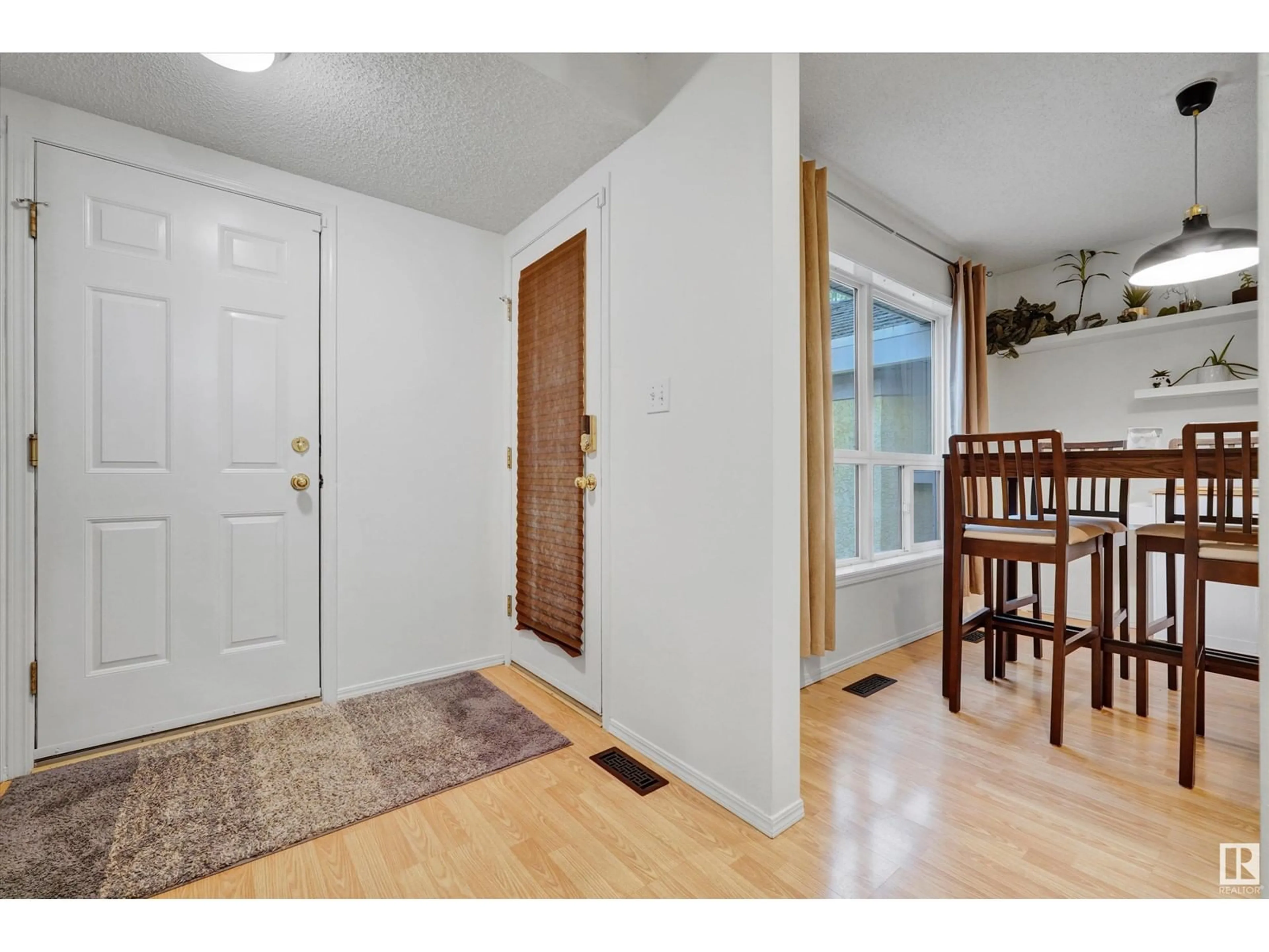 Indoor entryway for #2 - 901 NORMANDY DR, Sherwood Park Alberta T8A2V7