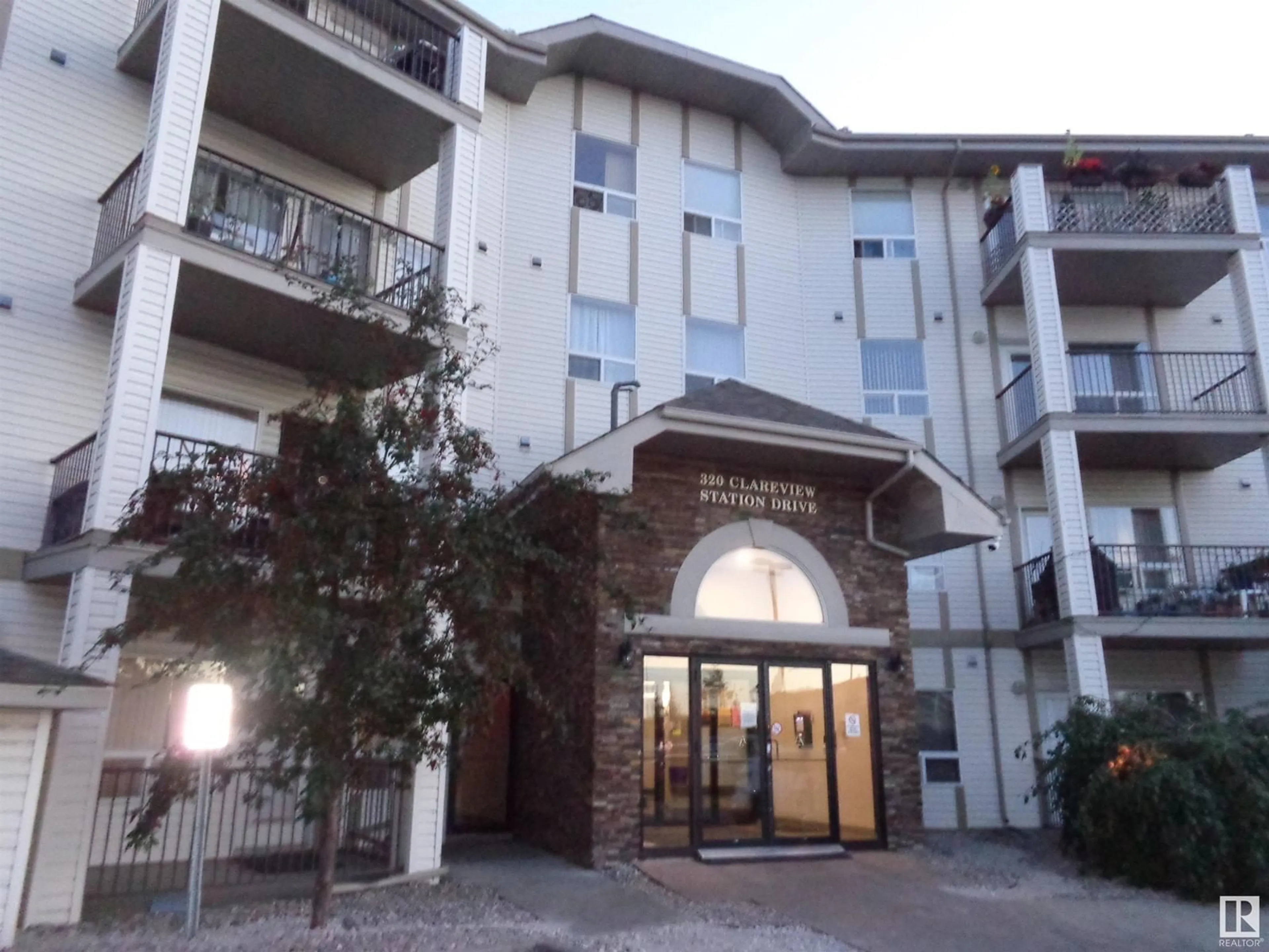 Indoor foyer for 2118 CLAREVIEW STATION DR, Edmonton Alberta T5Y0E5