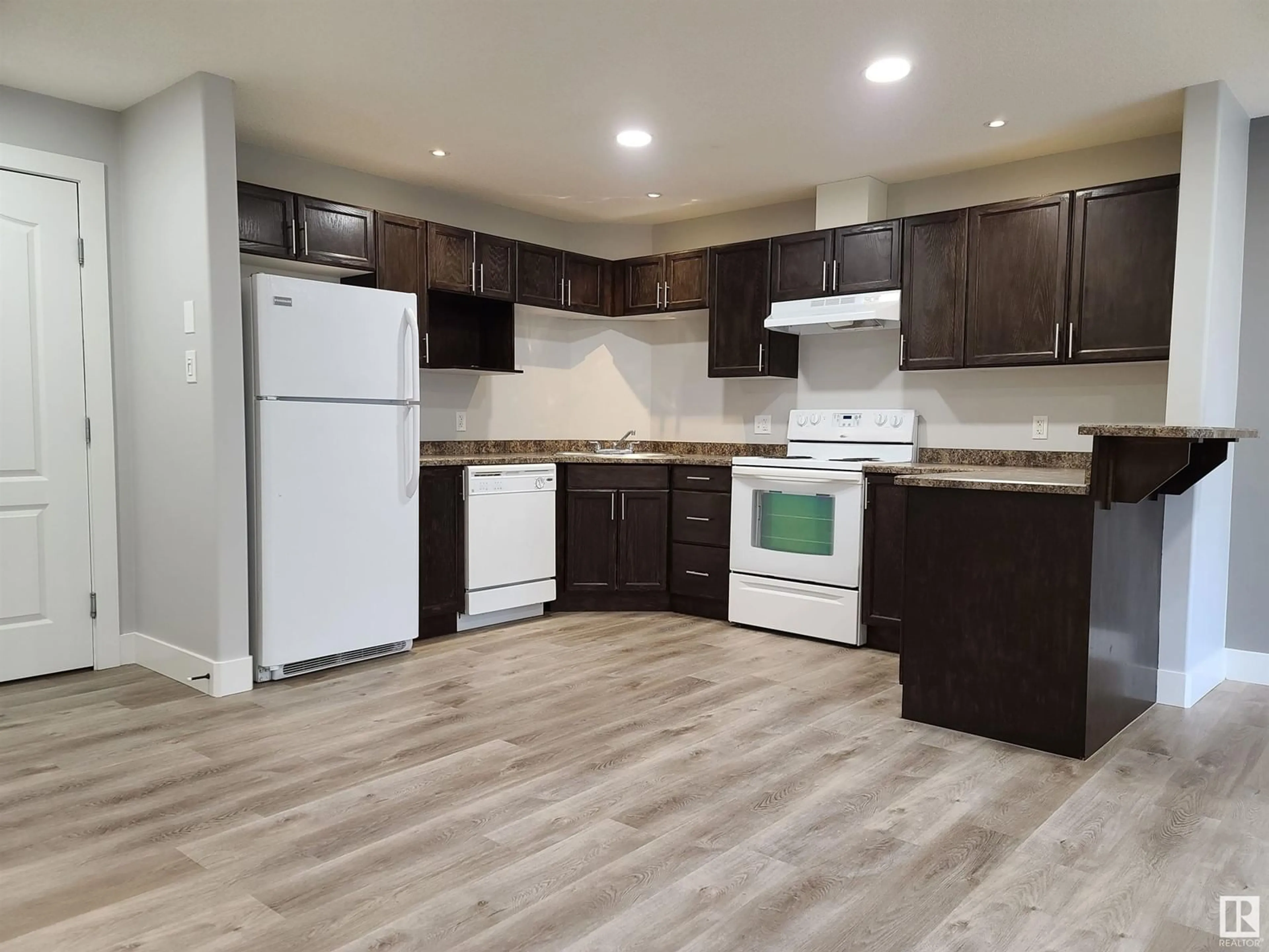 Standard kitchen, wood/laminate floor for 2118 CLAREVIEW STATION DR, Edmonton Alberta T5Y0E5