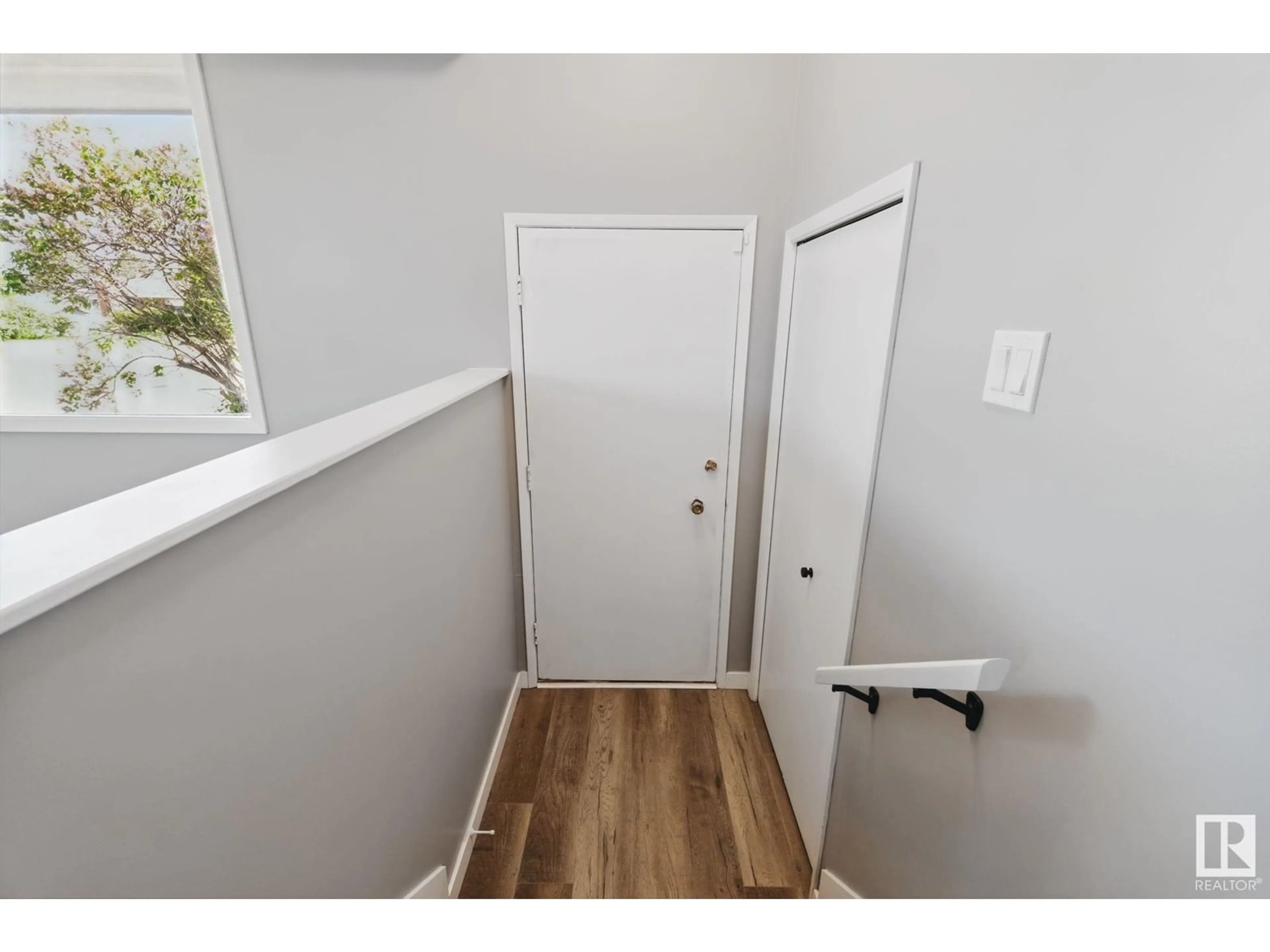 Indoor entryway for 7204 130 AV, Edmonton Alberta T5C1X9