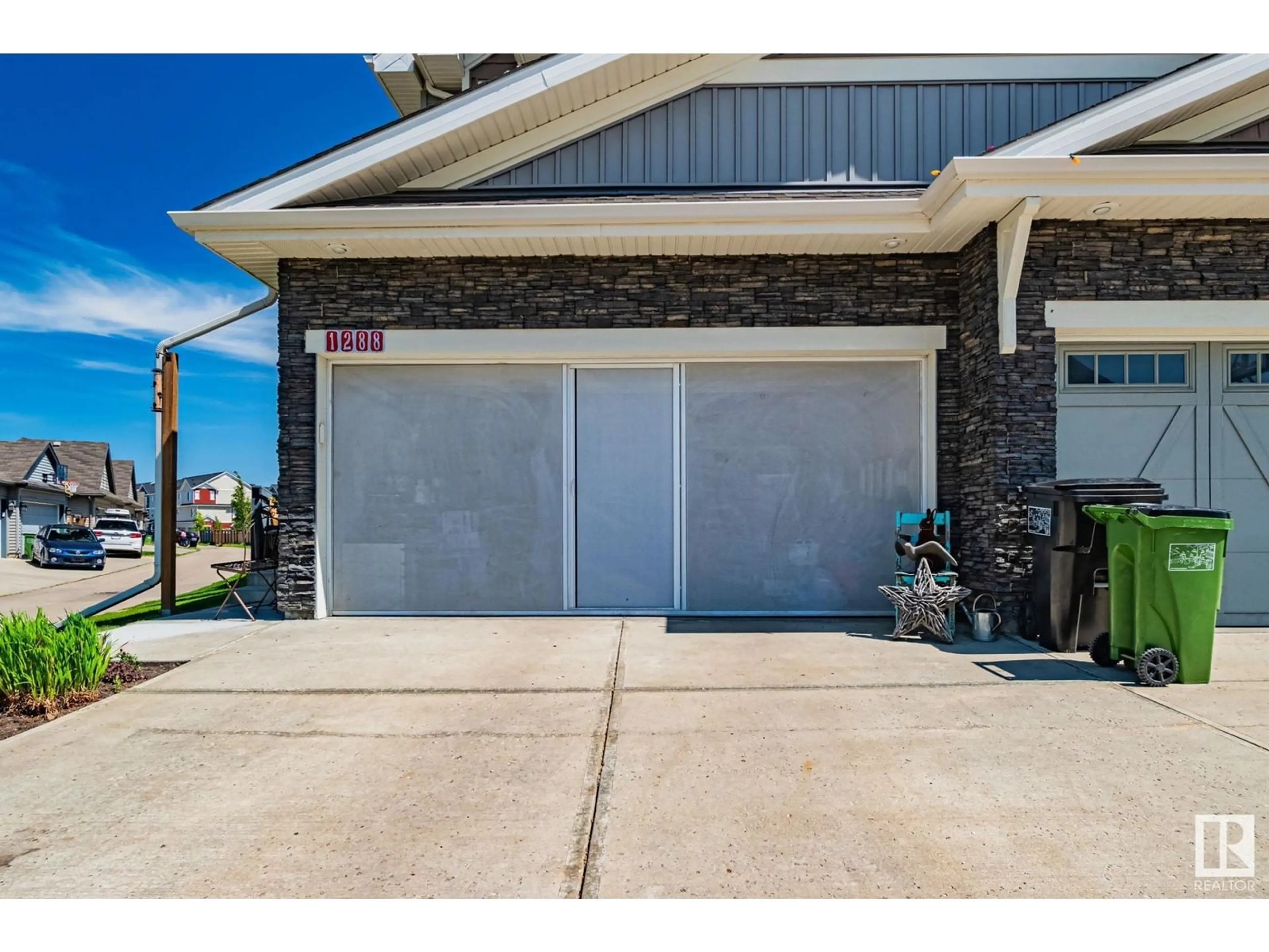 Indoor garage for 1288 DANIELS CR, Edmonton Alberta T6W3J1
