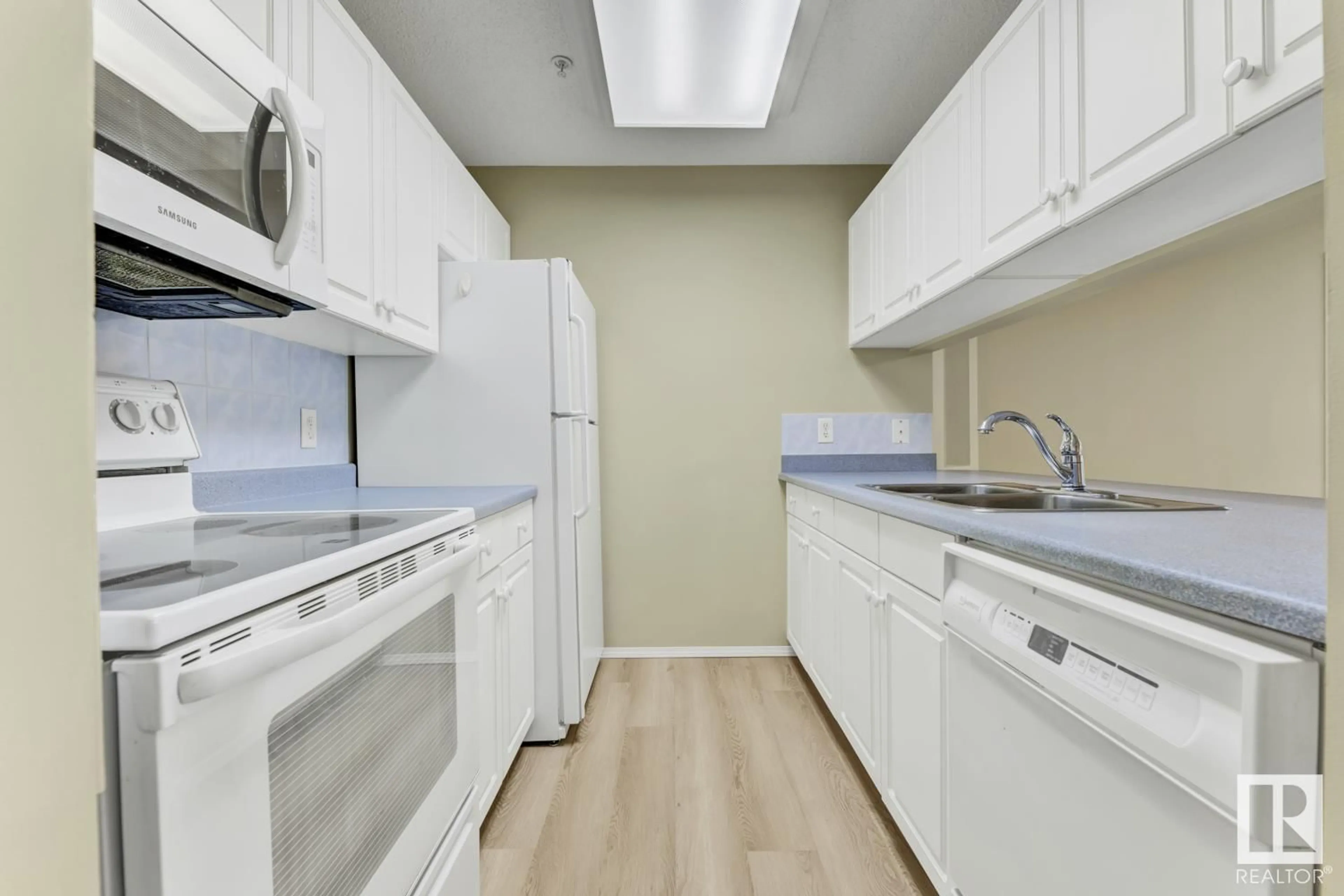 Standard kitchen, unknown for 330 17447 98A AV, Edmonton Alberta T5T6M4