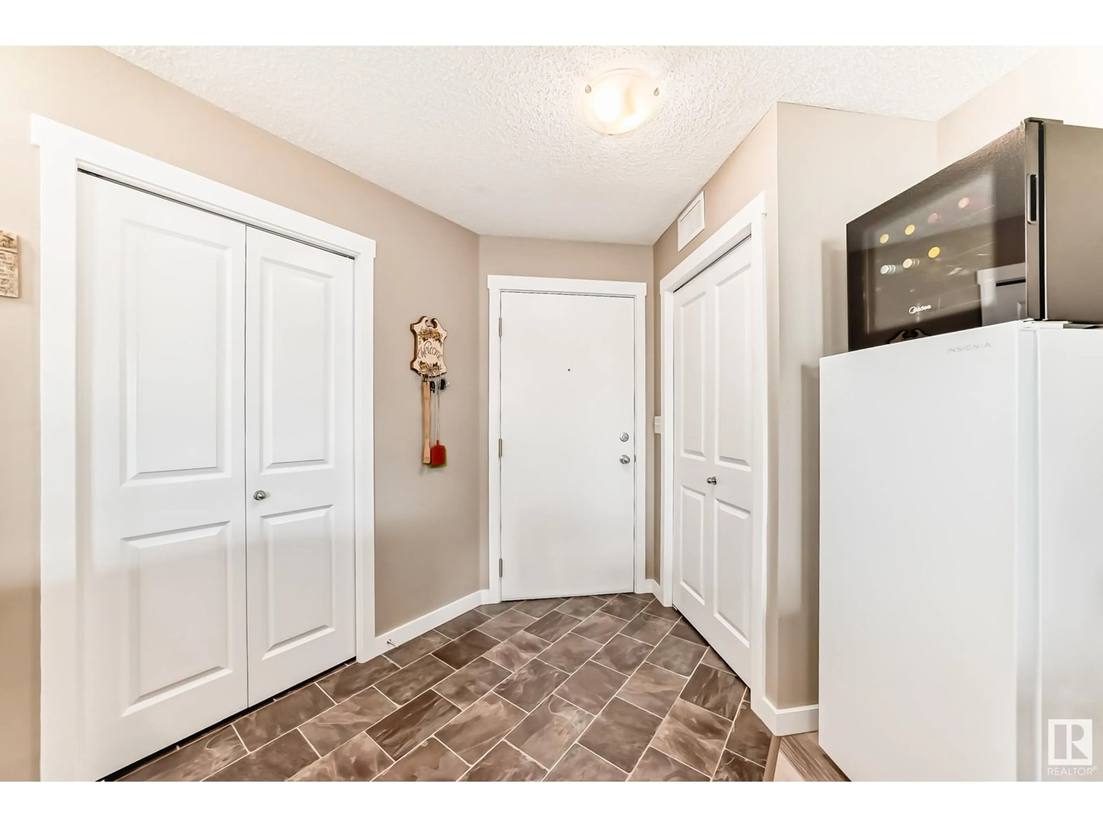 Indoor entryway for #427 - 3315 JAMES MOWATT TR, Edmonton Alberta T6W3L9