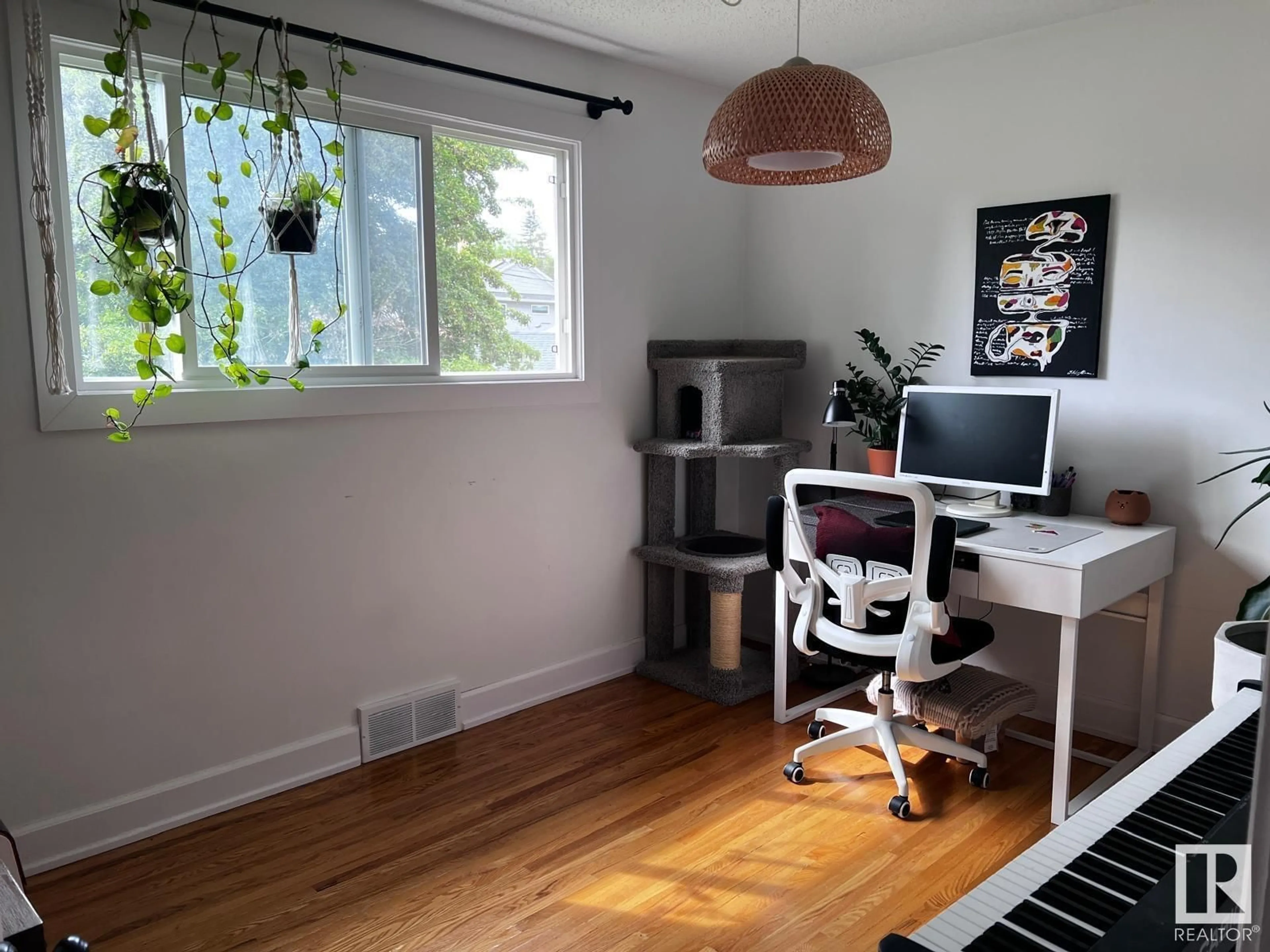 A pic of a room for 9336 85 ST, Edmonton Alberta T6C3C8
