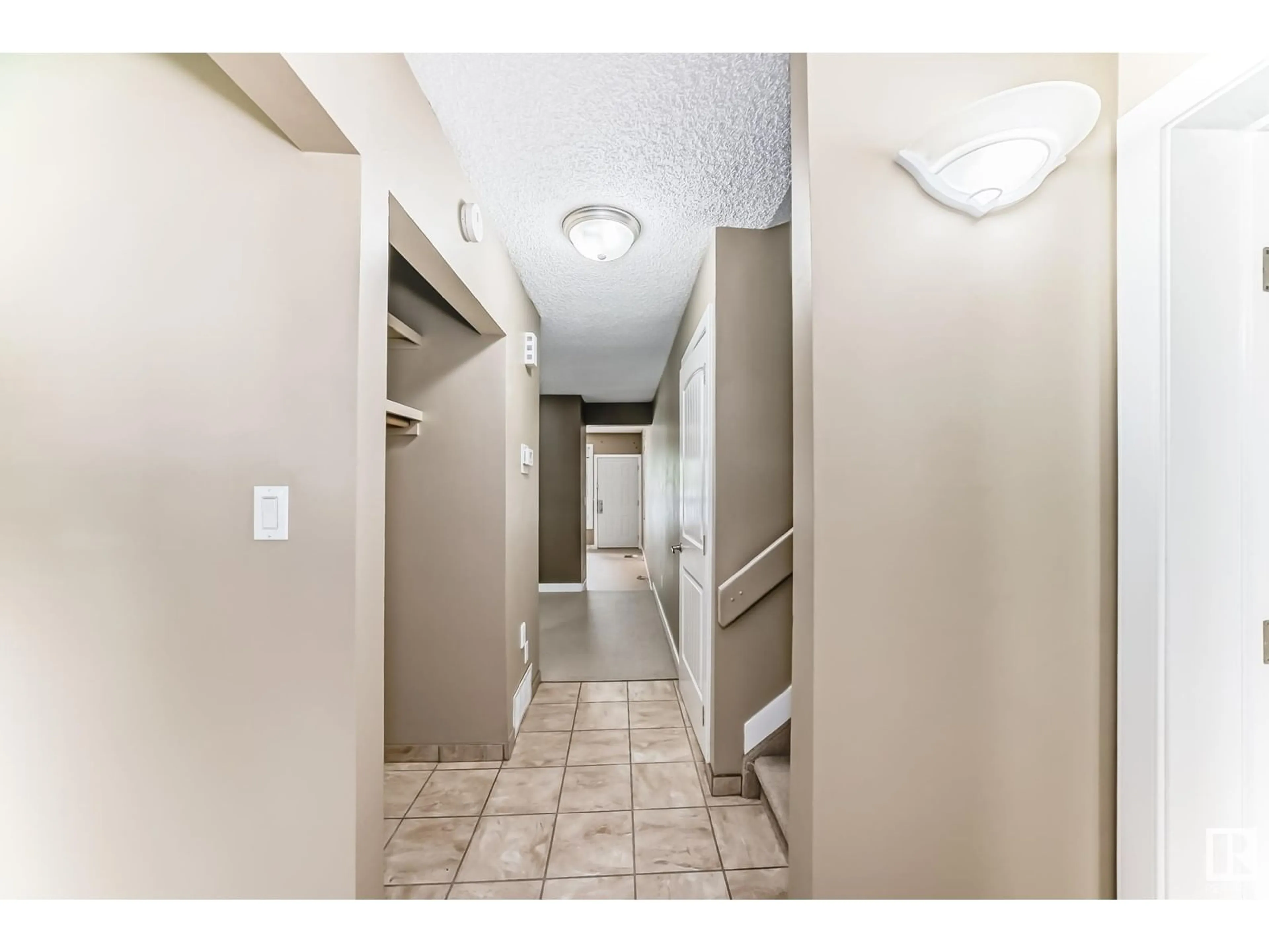 Indoor foyer for #21 - 1904 48 ST, Edmonton Alberta T6L5H3