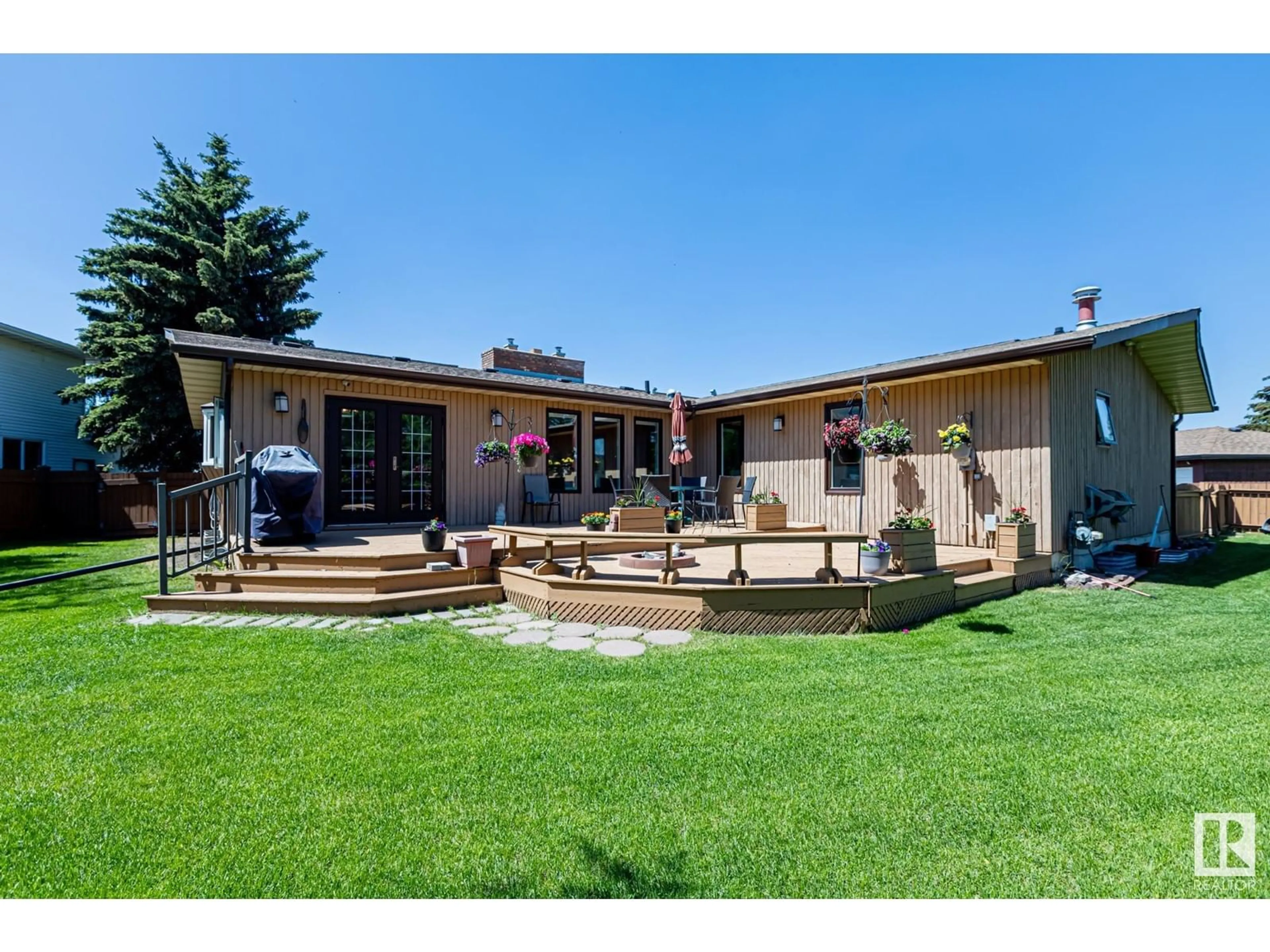 A pic from outside/outdoor area/front of a property/back of a property/a pic from drone, street for NW - 9825 187 ST, Edmonton Alberta T5T3E7