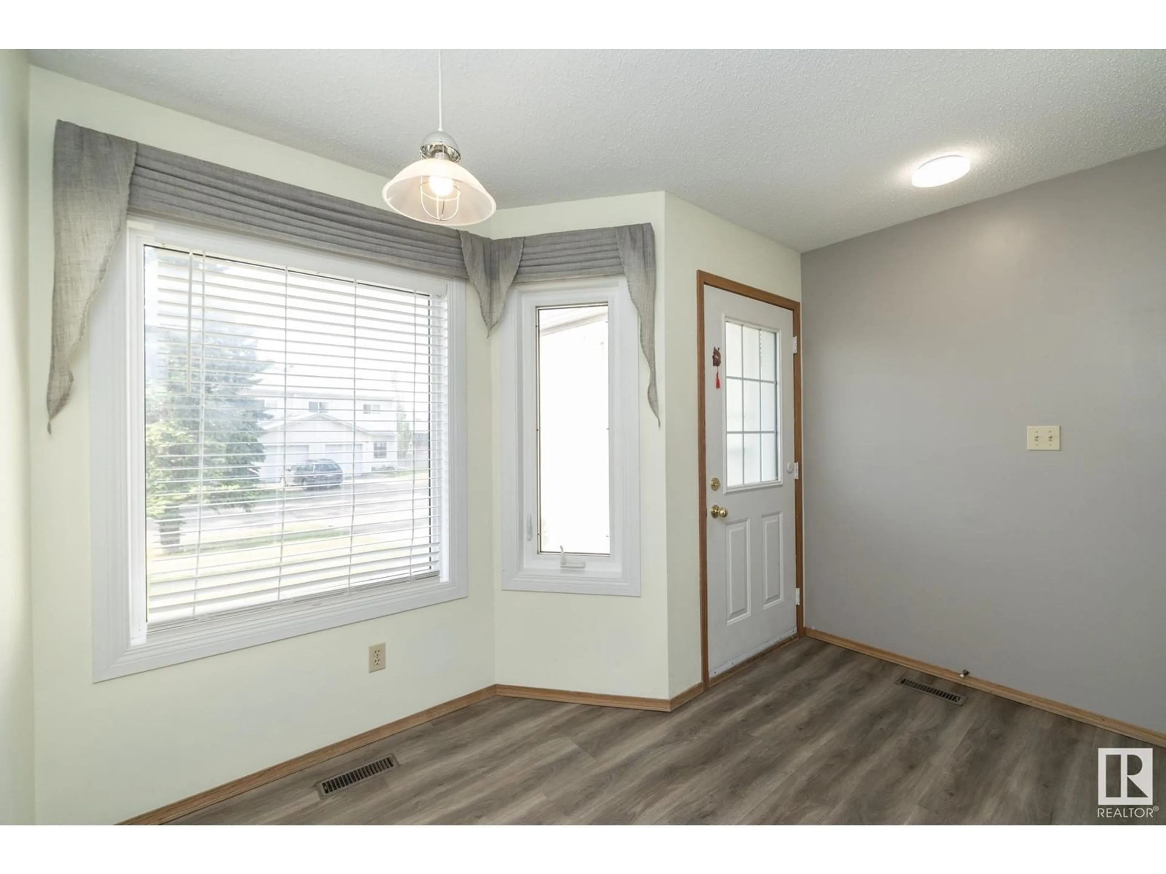 A pic of a room for #15 - 3520 60 ST, Edmonton Alberta T6L6H5