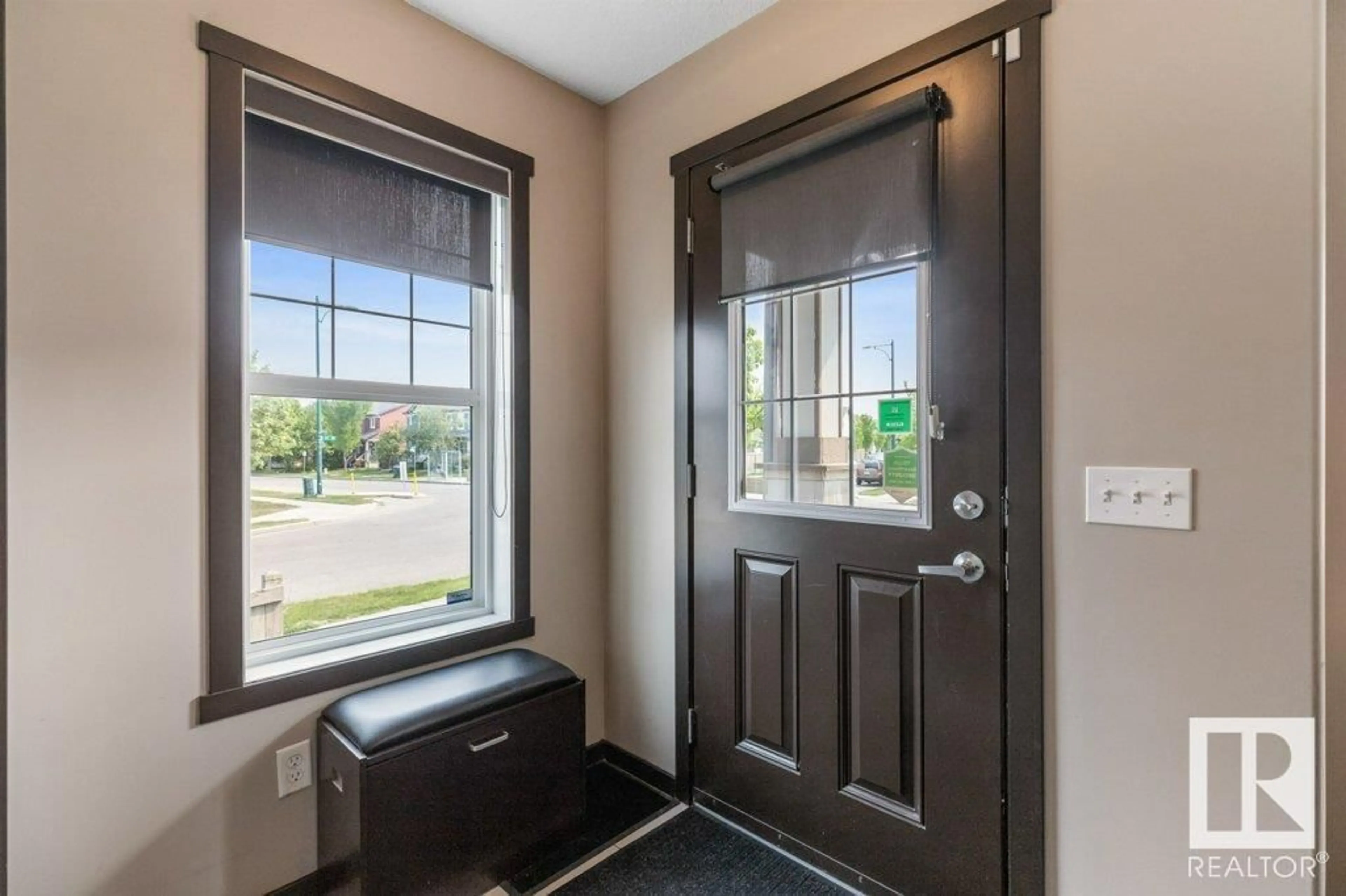 Indoor entryway for 2032 32 ST, Edmonton Alberta T6T0K4