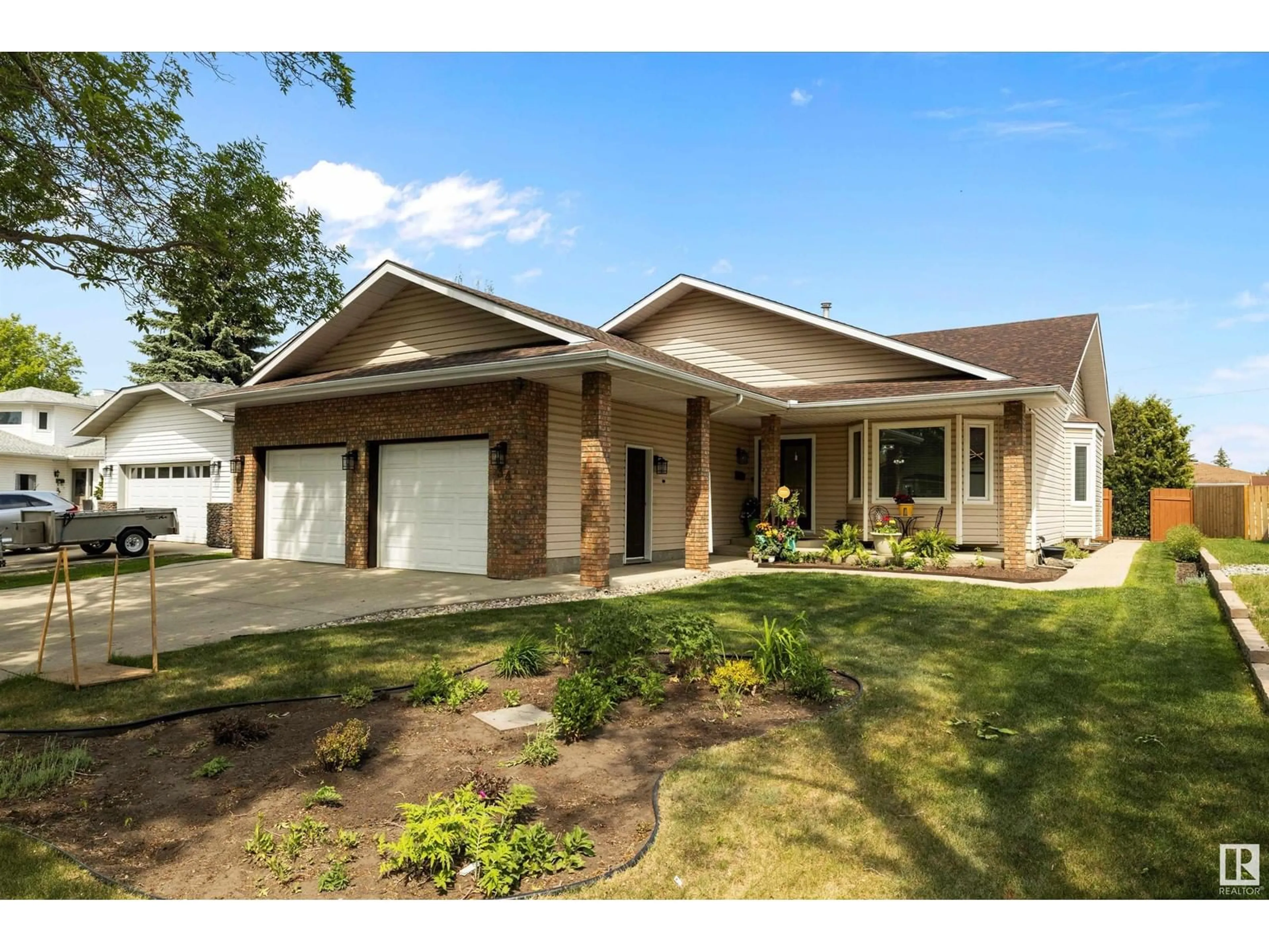 Home with vinyl exterior material, street for 34 WESTPARK CO, Fort Saskatchewan Alberta T8L3W9