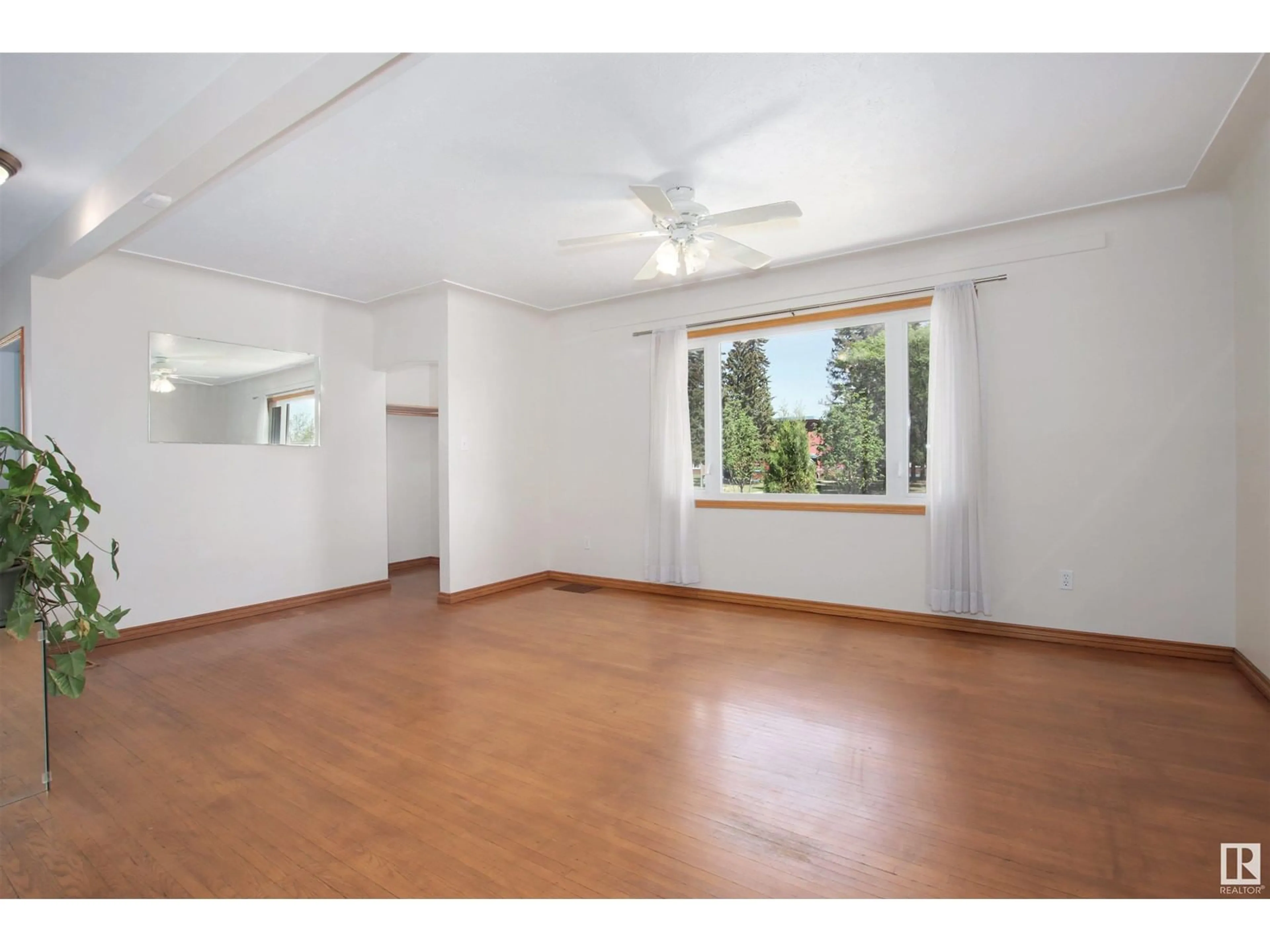 A pic of a room for 12302 127 ST, Edmonton Alberta T5L0Z8