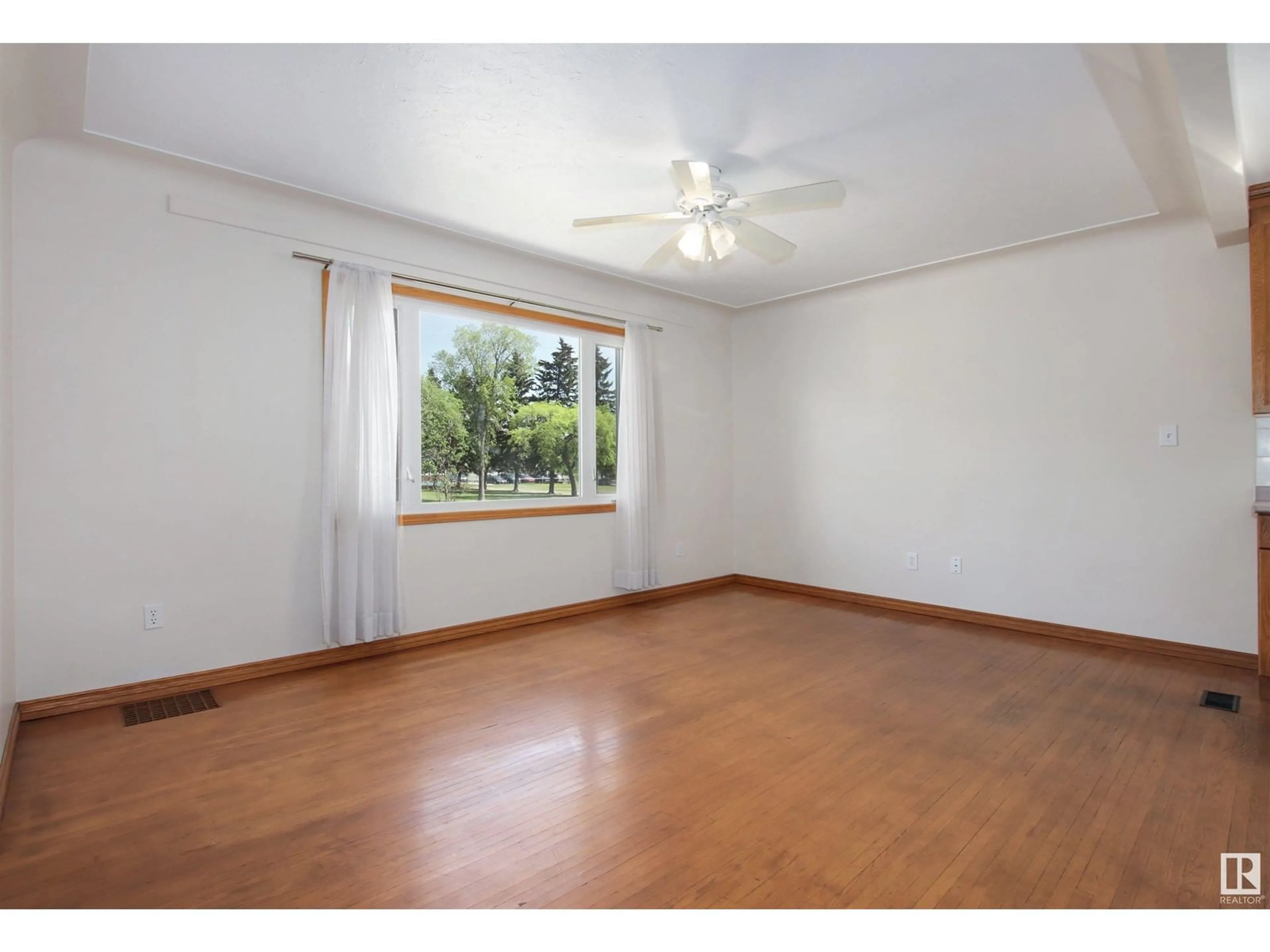 A pic of a room for 12302 127 ST, Edmonton Alberta T5L0Z8